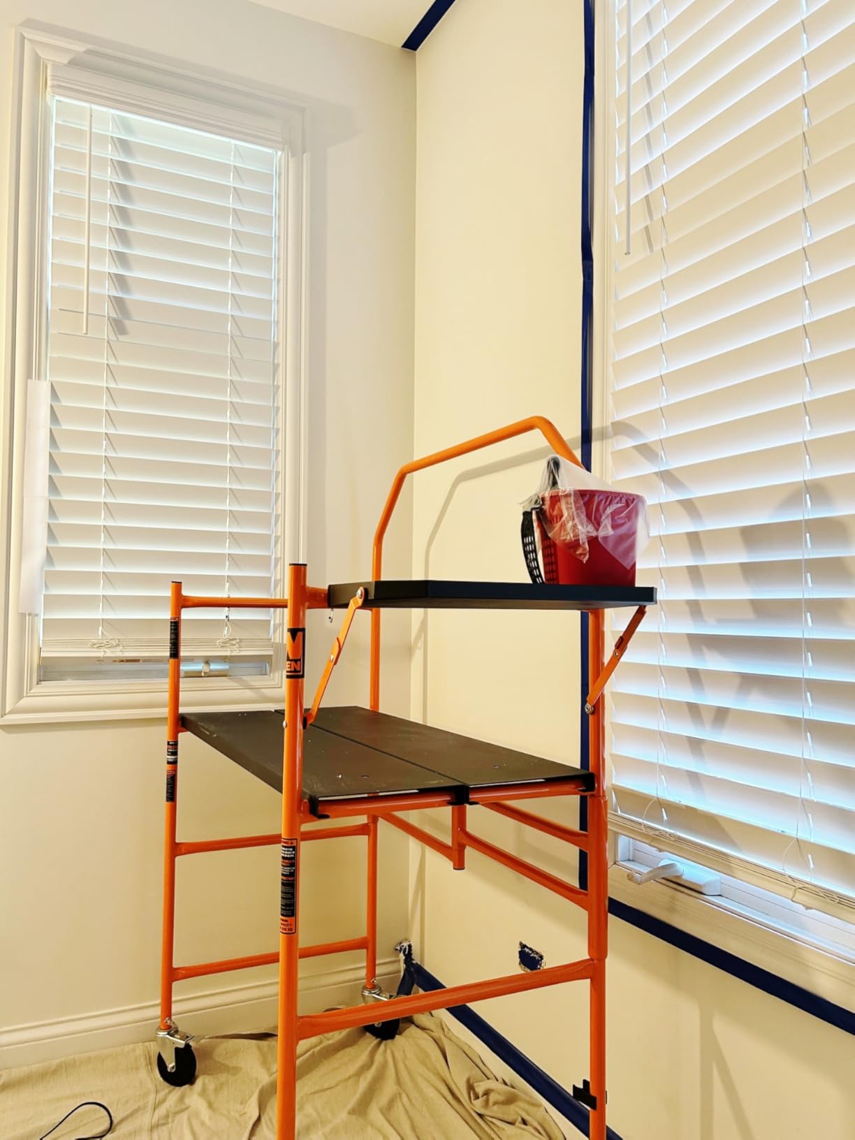 WEN 4-Foot Portable Rolling Scaffolding, 500-Pound-Capacity with Foldable Design, Safety Rail and Tool Shelf (31107) customer photo 1