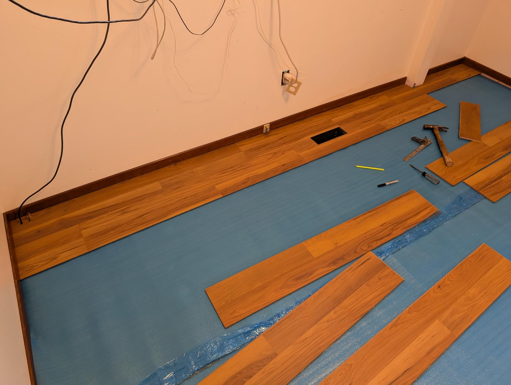 VEVOR Floor Underlayment 600 sq. ft, 3-in-1 2 mm Thick Flooring Padding with Tape & Vapor Barrier, Heavy Duty EPE Foam Soundproofing & Noise Reduction, for Laminate Wood (6 Rolls x 100 sq. ft) customer photo 1