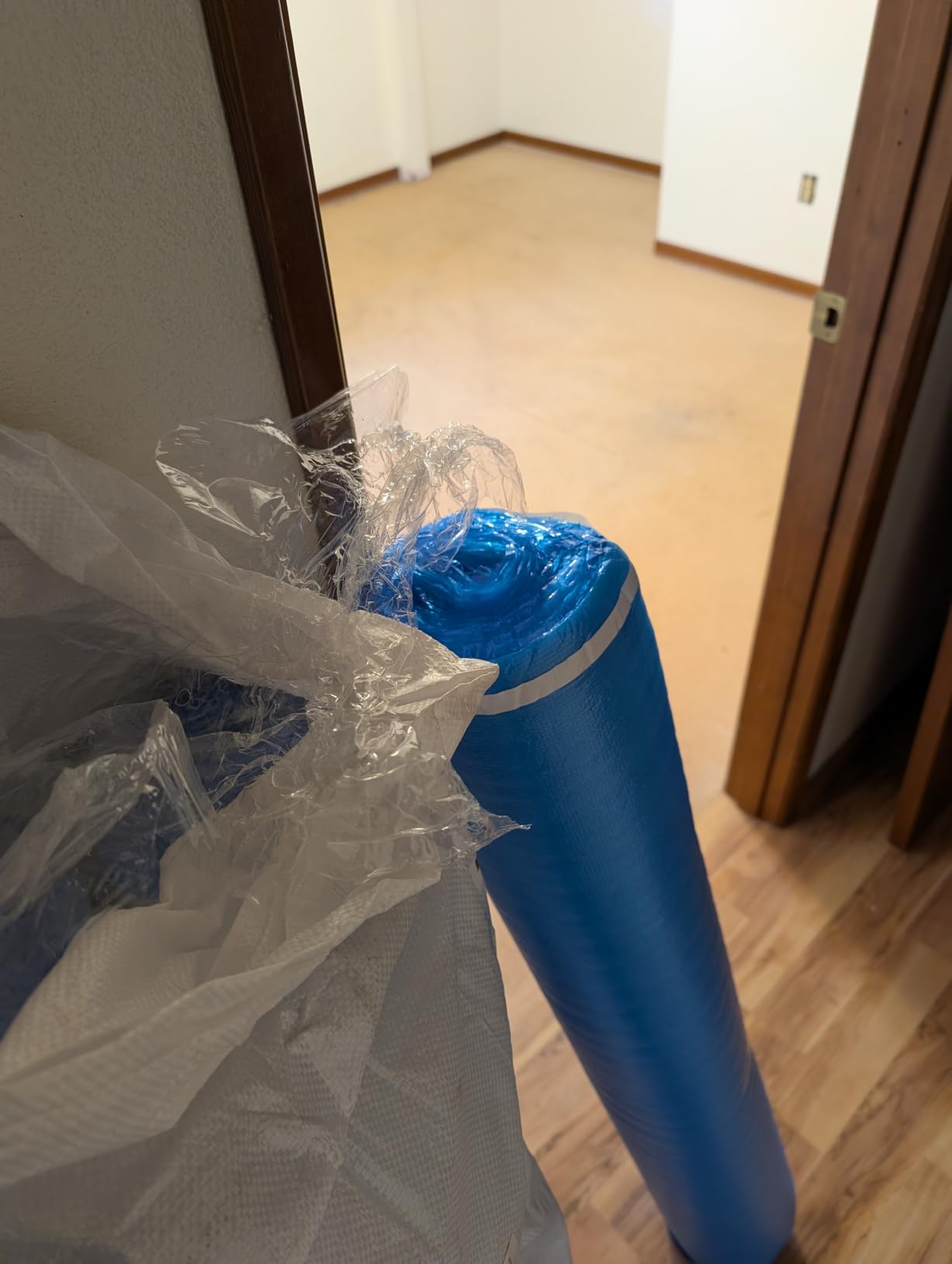 VEVOR Floor Underlayment 600 sq. ft, 3-in-1 2 mm Thick Flooring Padding with Tape & Vapor Barrier, Heavy Duty EPE Foam Soundproofing & Noise Reduction, for Laminate Wood (6 Rolls x 100 sq. ft) customer photo 2