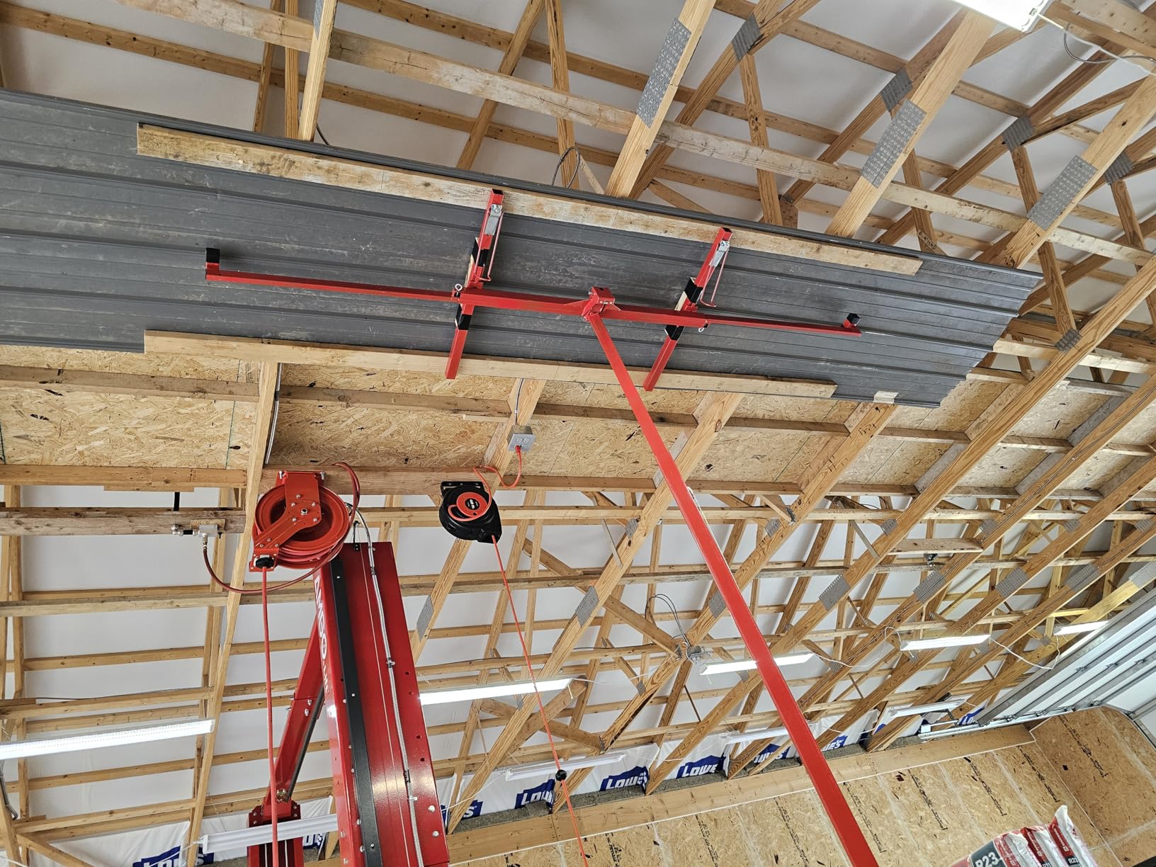 VEVOR 11ft Drywall Lift, Heavy-Duty 150 lbs Sheetrock Hoist with Adjustable Telescoping Arm, Lockable Wheels, Drywall Lifter Panel Jack Hoist Tools Ideal for Ceiling & Wall Installation (Yellow) customer photo 2