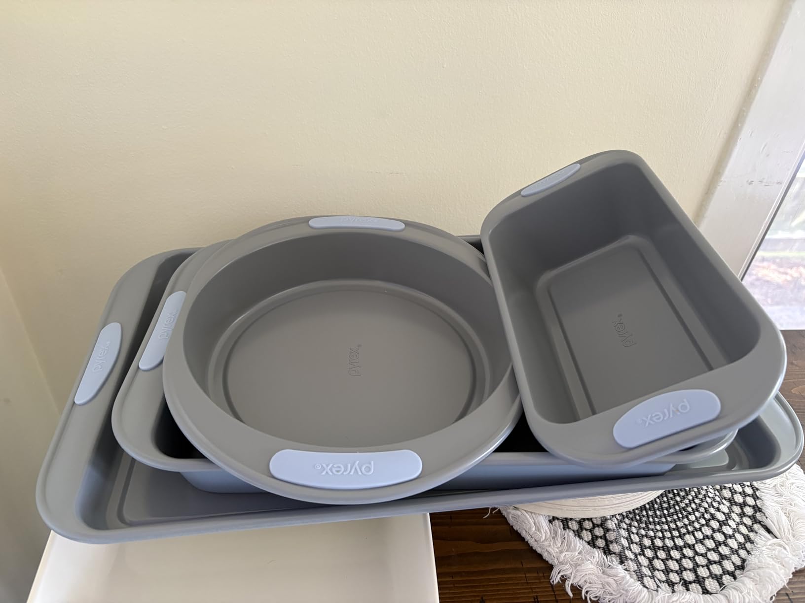 Pyrex 8-Piece Metal Bakeware Set, Lightweight Stainless Steel Baking Trays with Heatsafe Silicone Handles, Cookie & Muffin Sheets, Round/Square Baking Pans, Cerulean customer photo 1