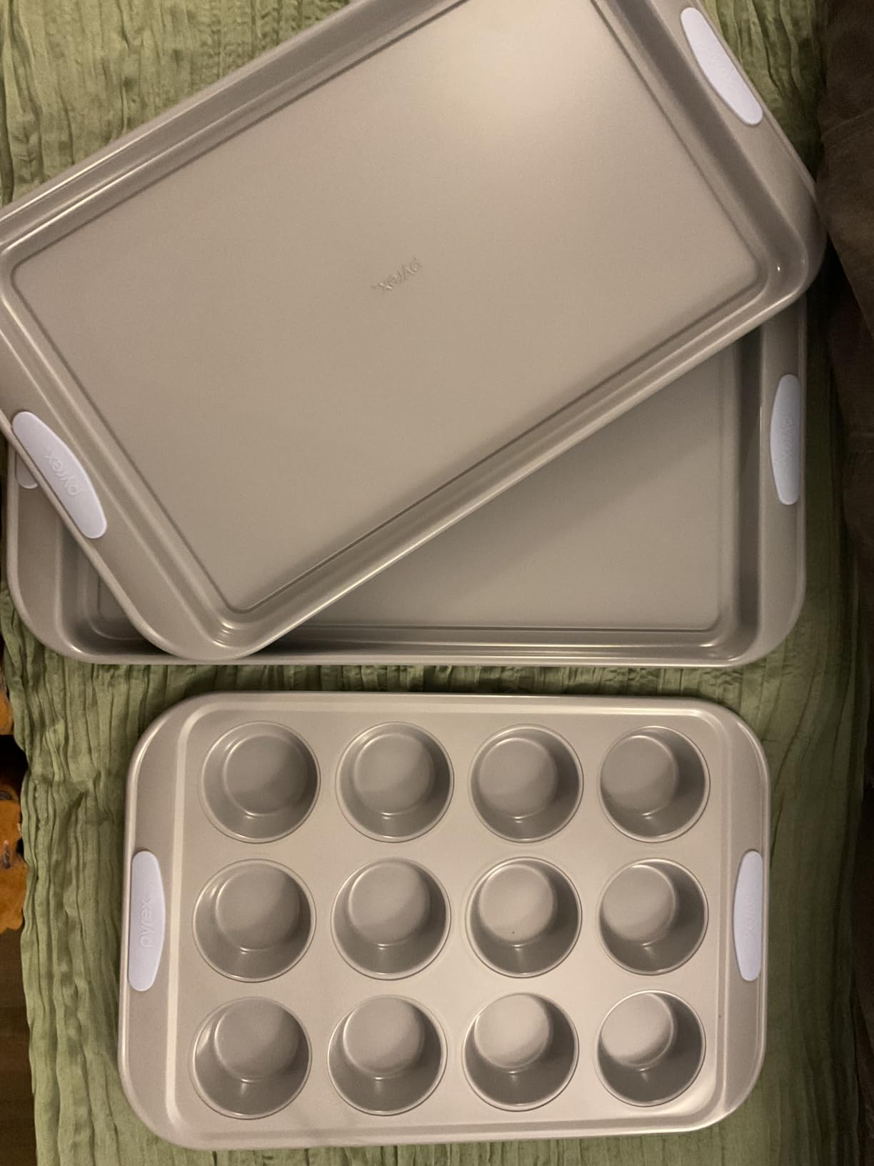 Pyrex 8-Piece Metal Bakeware Set, Lightweight Stainless Steel Baking Trays with Heatsafe Silicone Handles, Cookie & Muffin Sheets, Round/Square Baking Pans, Cerulean customer photo 2