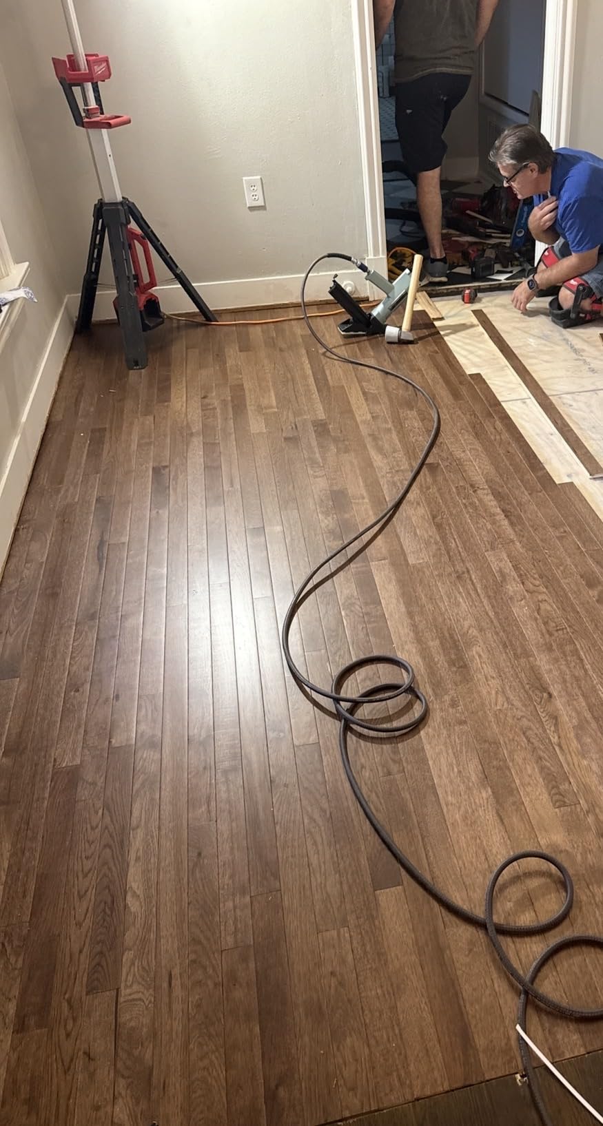 Metabo HPT 2-in-1 Flooring Nailer & Stapler, Accepts 16-Gauge L-Shaped Cleat Nails & 15.5-Gauge 1/2-Inch Crown Flooring Staples, Mallet Actuated Pneumatic Operation, N5010AC customer photo 1