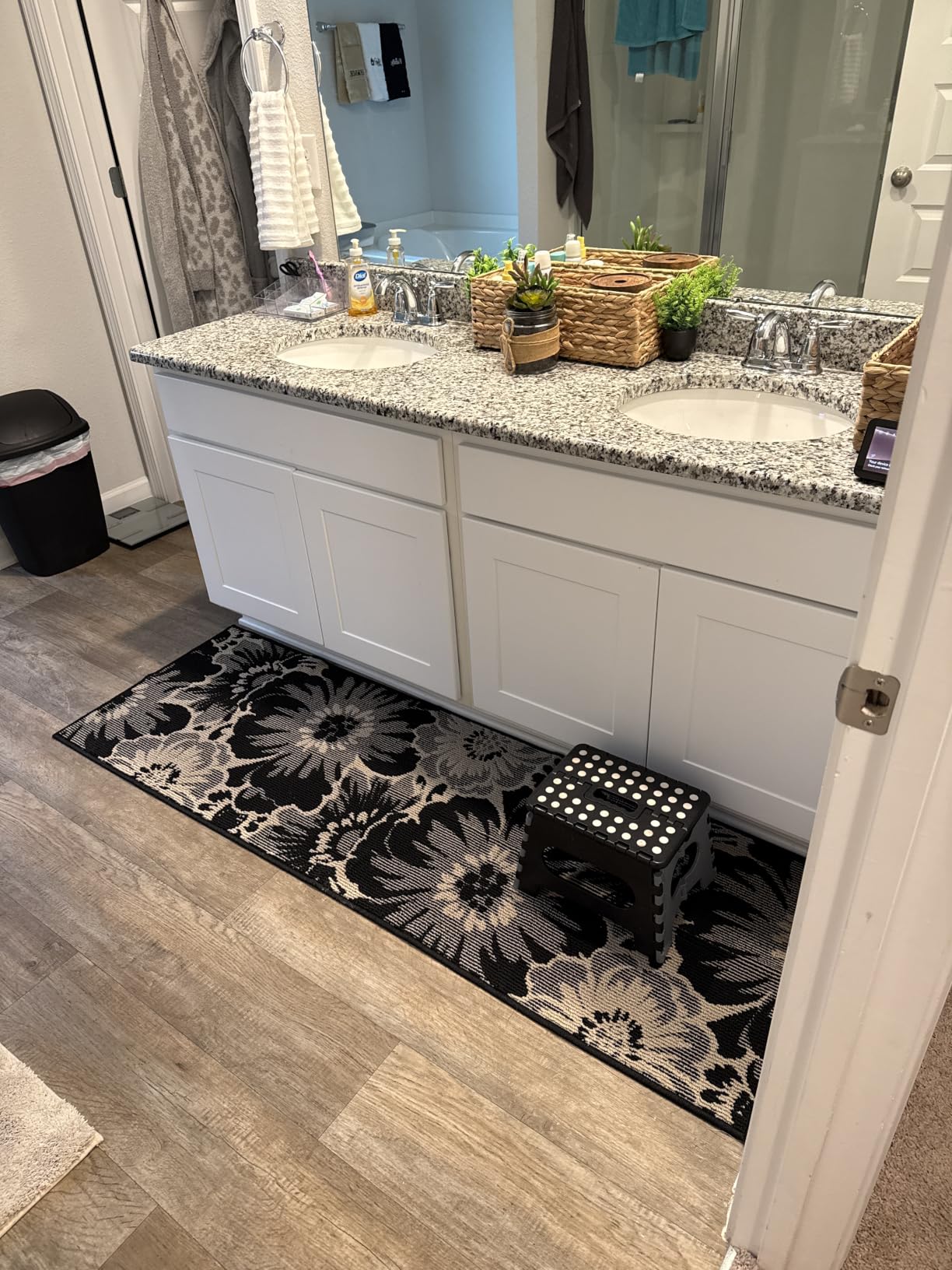Findosom Hallway Runner Rug 2x8, Non Slip High-Low Textured Floral Washable Runner Rug with Rubber Backing, Boho Carpet Runner for Kitchen, Entryway, Bedroom, Laundry, Black & Beige customer photo 1