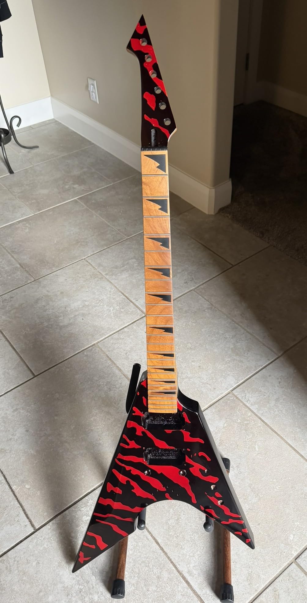 AKLOT Metal V Electric Guitar: HH Pickups, Roasted Maple Neck, Okoume Body, String-Through-Body, Stainless Steel Rounded Ball-End Frets, Beginner Electric Guitar Kit for Adult, Gig Bag, Lesson Book, Black customer photo 2