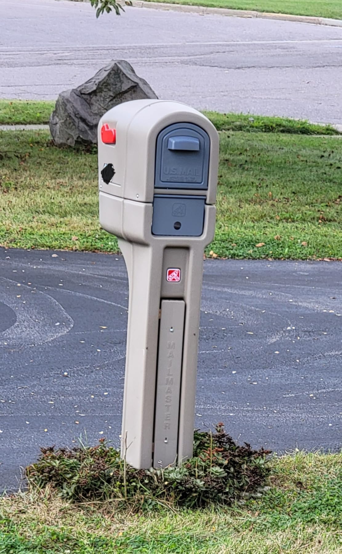 Step2 MailMaster Plus Mailbox & Post, Weather Resistant, Large Outdoor Mailbox, Durable Plastic, Black customer photo 2