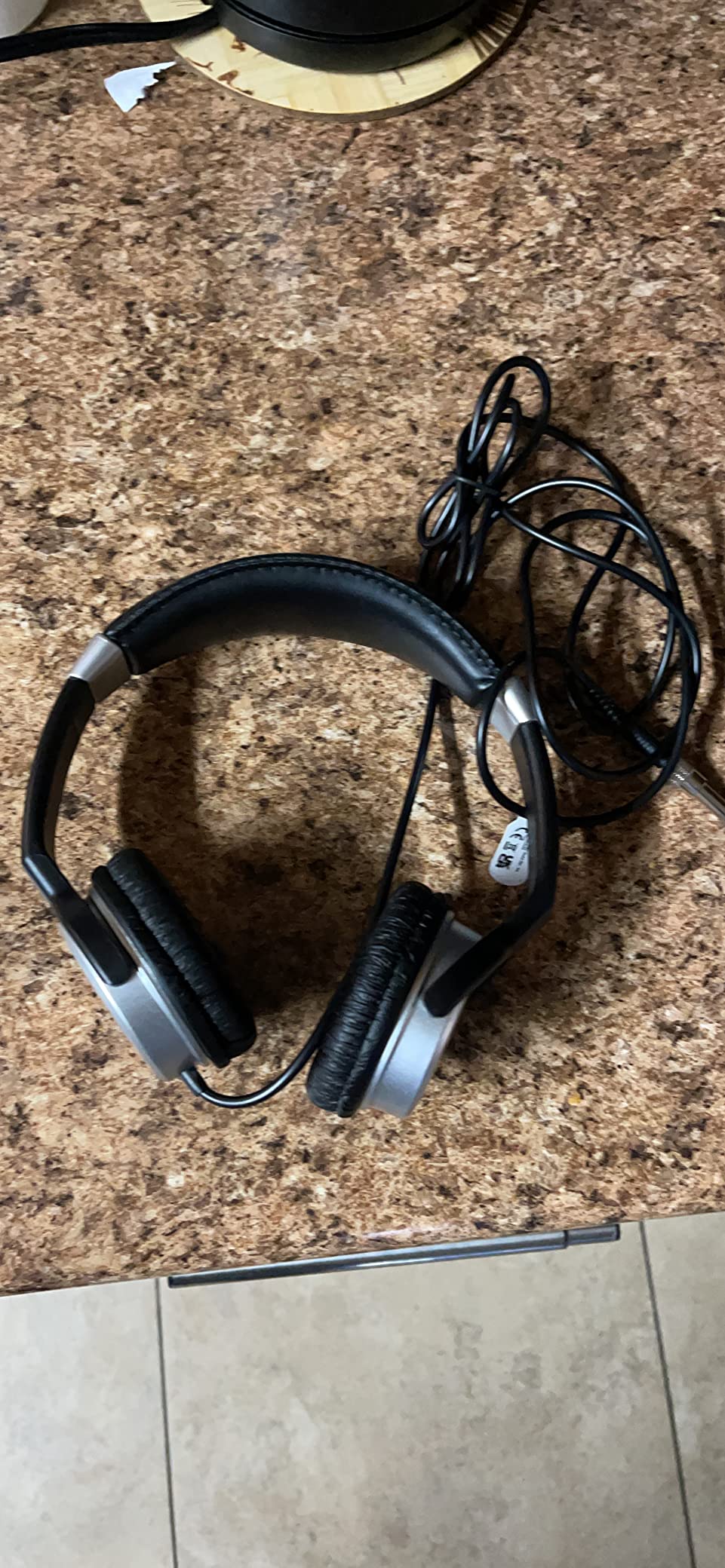 Numark HF125 Closed-Back DJ Headphones | 40mm Drivers, Comfortable Ear Pads, 6ft Cable, Closed-Back Design, for Monitoring, Mixing and Audio Playback customer photo 2