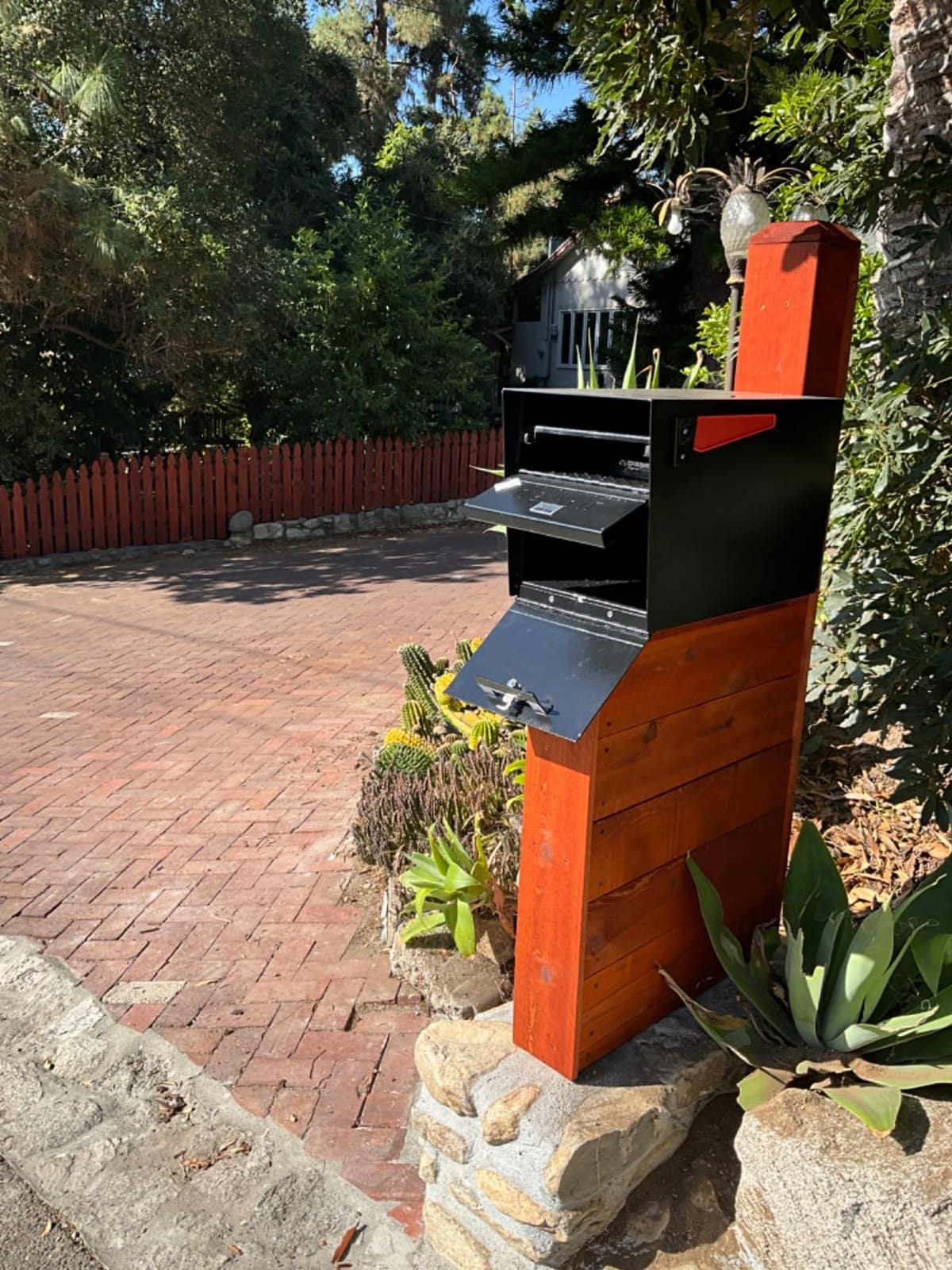 Mail Boss Large Capacity Locking Curbside Post Mount Mailbox, USPS Approved, Black, Extra Large customer photo 2