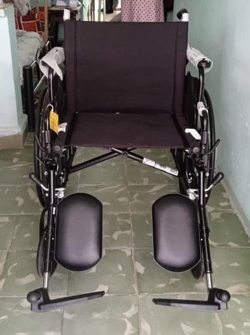 Medline Lightweight Wheelchair for Adults With Swing-Back, Desk-Length Arms, Elevating Leg Rests; 18W