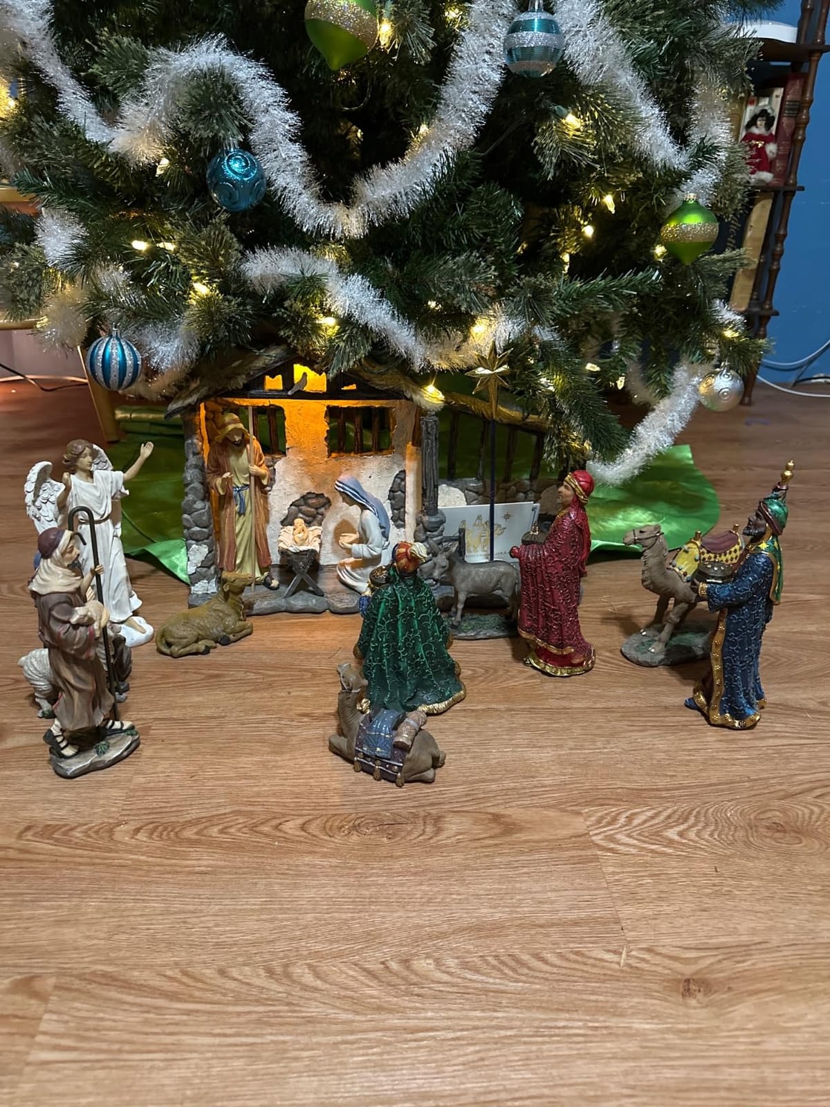 Three Kings Gifts Deluxe Edition 16-Piece Real Gold Nativity Scene Set with Lighted Stable customer photo 2