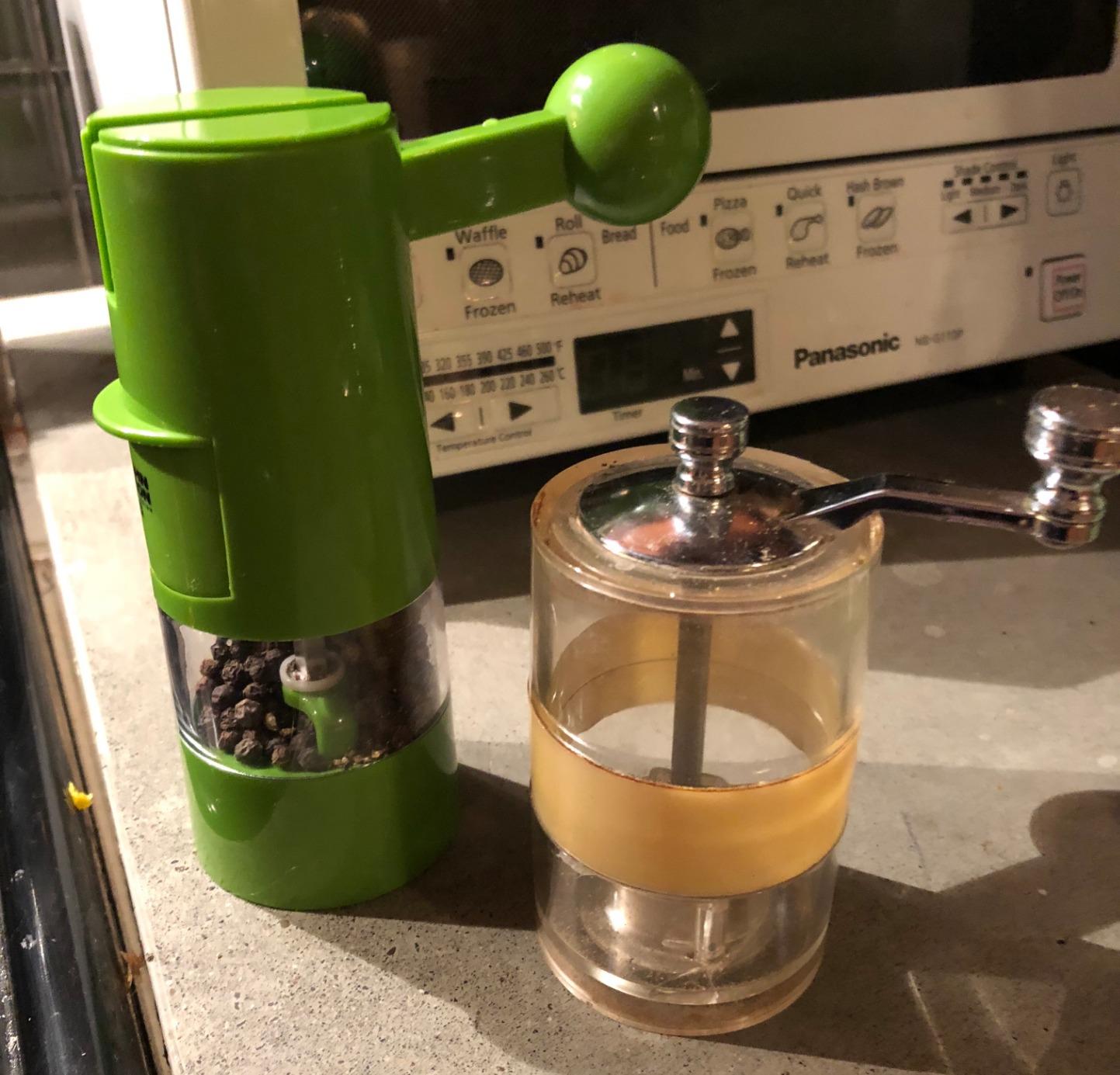 Kuhn Rikon Adjustable Ratchet Grinder with Ceramic Mechanism for Salt, Pepper and Spices, 8.5 x 2.25 inches, Black customer photo 1