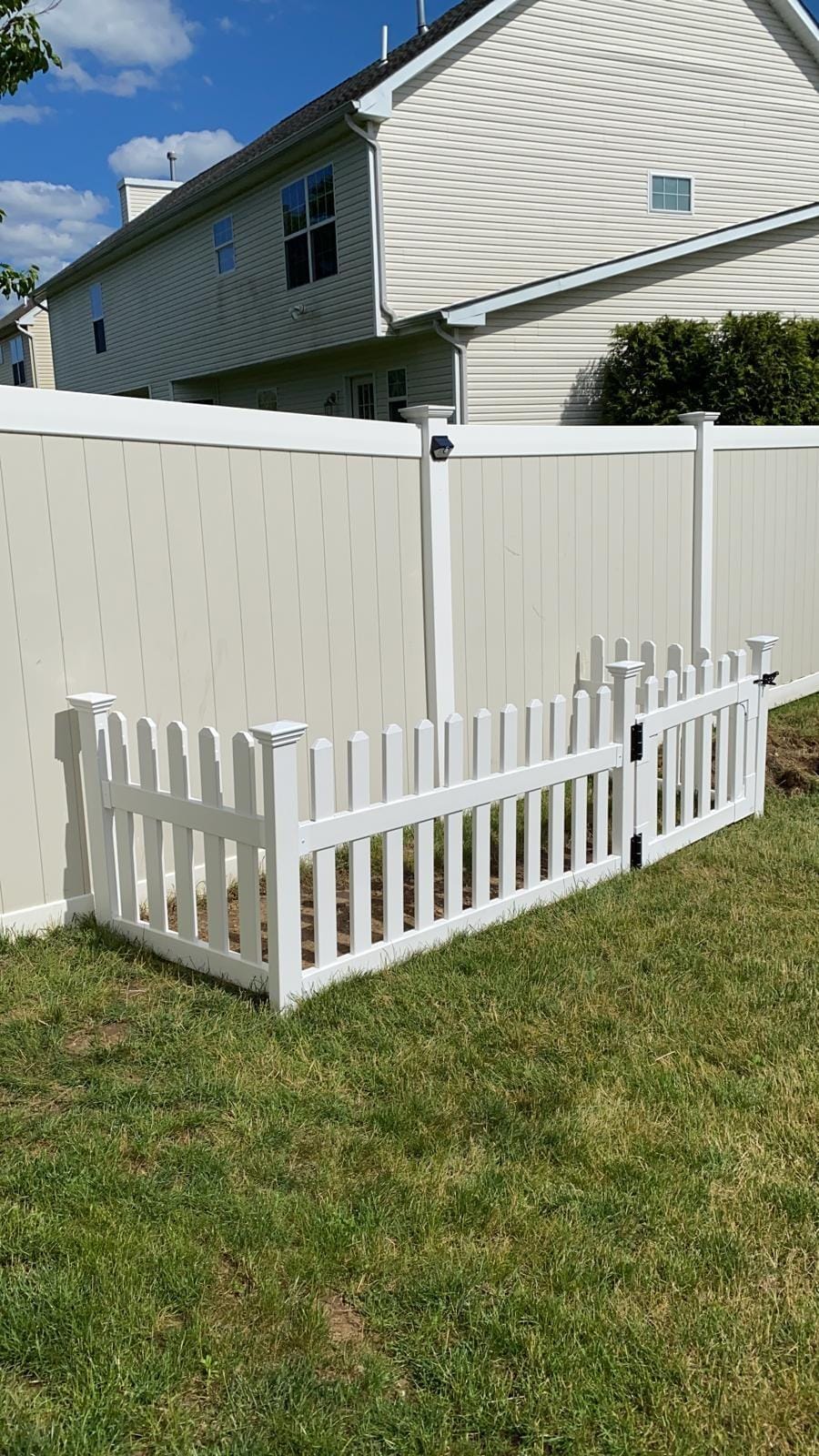 WamBam Newport Picket Fence, White Vinyl DIY No Dig Kit | 3ftH x 6ftW, 1 Panel + 1 Post, ZP19002 customer photo 1