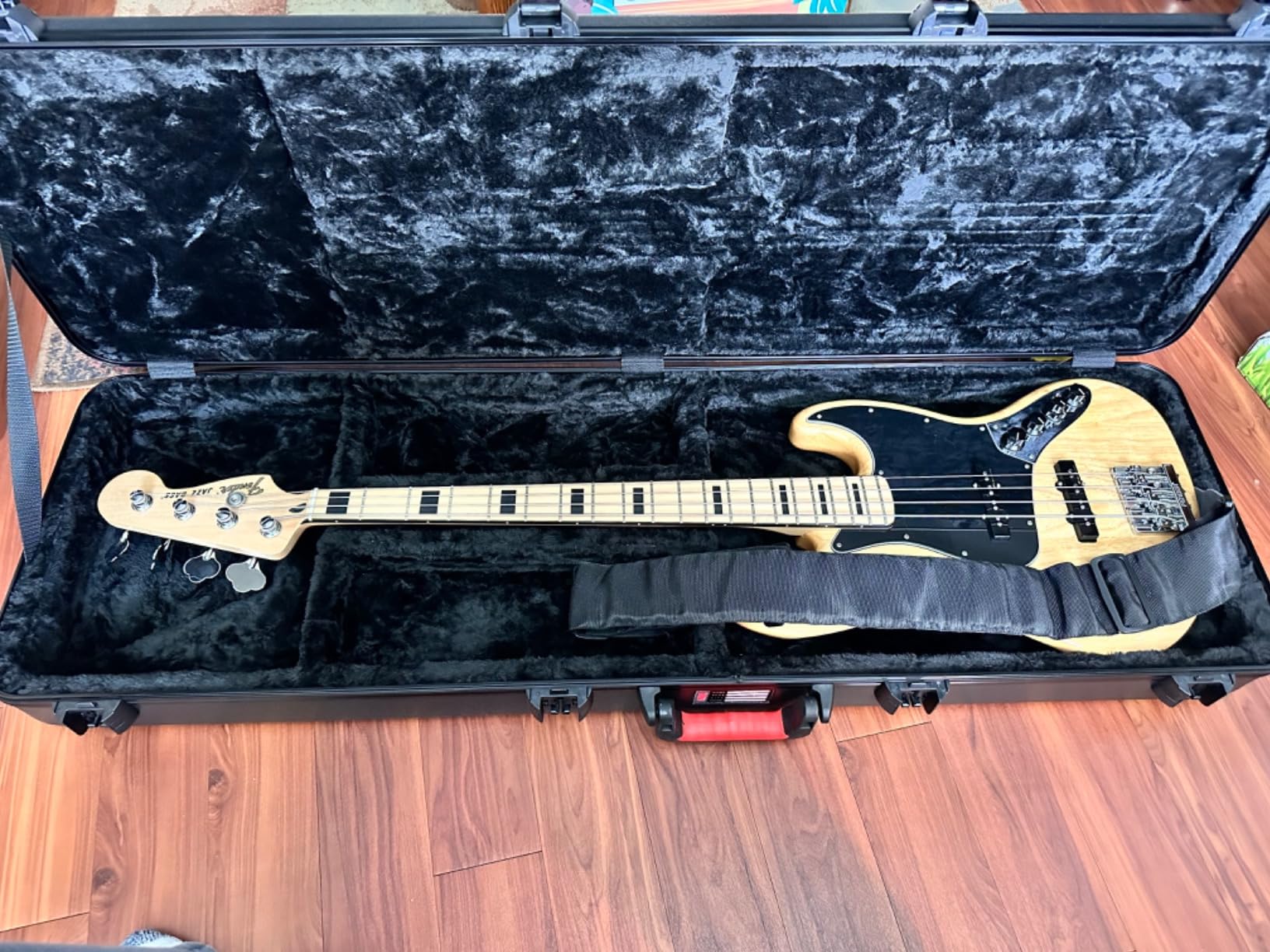 Gator Cases Molded Flight Case for Bass Guitar with TSA Approved Locking Latch, (GTSA-GTRBASS) customer photo 1