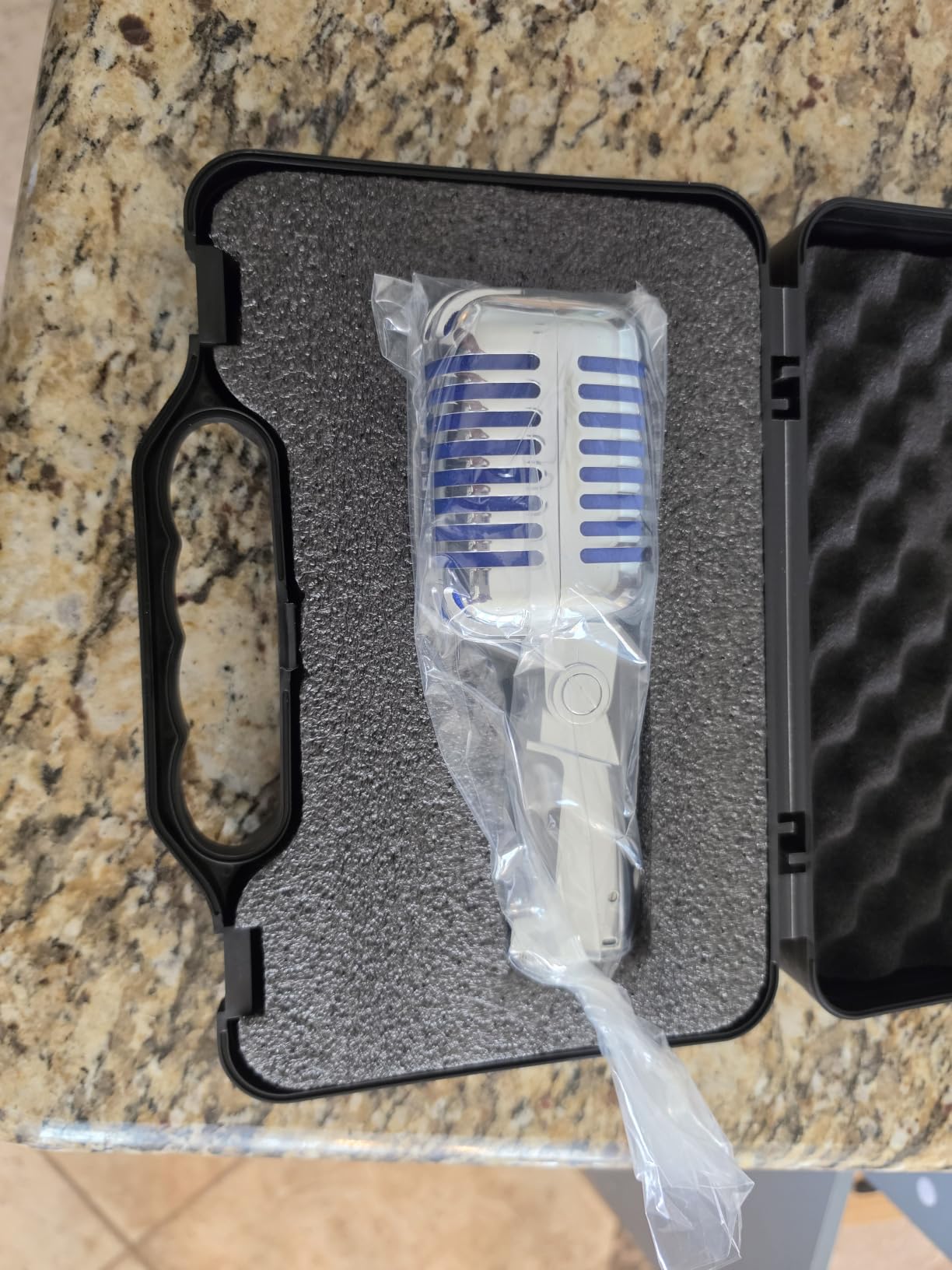 Monoprice Memphis Blue Classic Dynamic Microphone - Unidirectional, Retro-Style with Pop-Free On/Off Switch and Protective Case - Stage Right Series customer photo 2