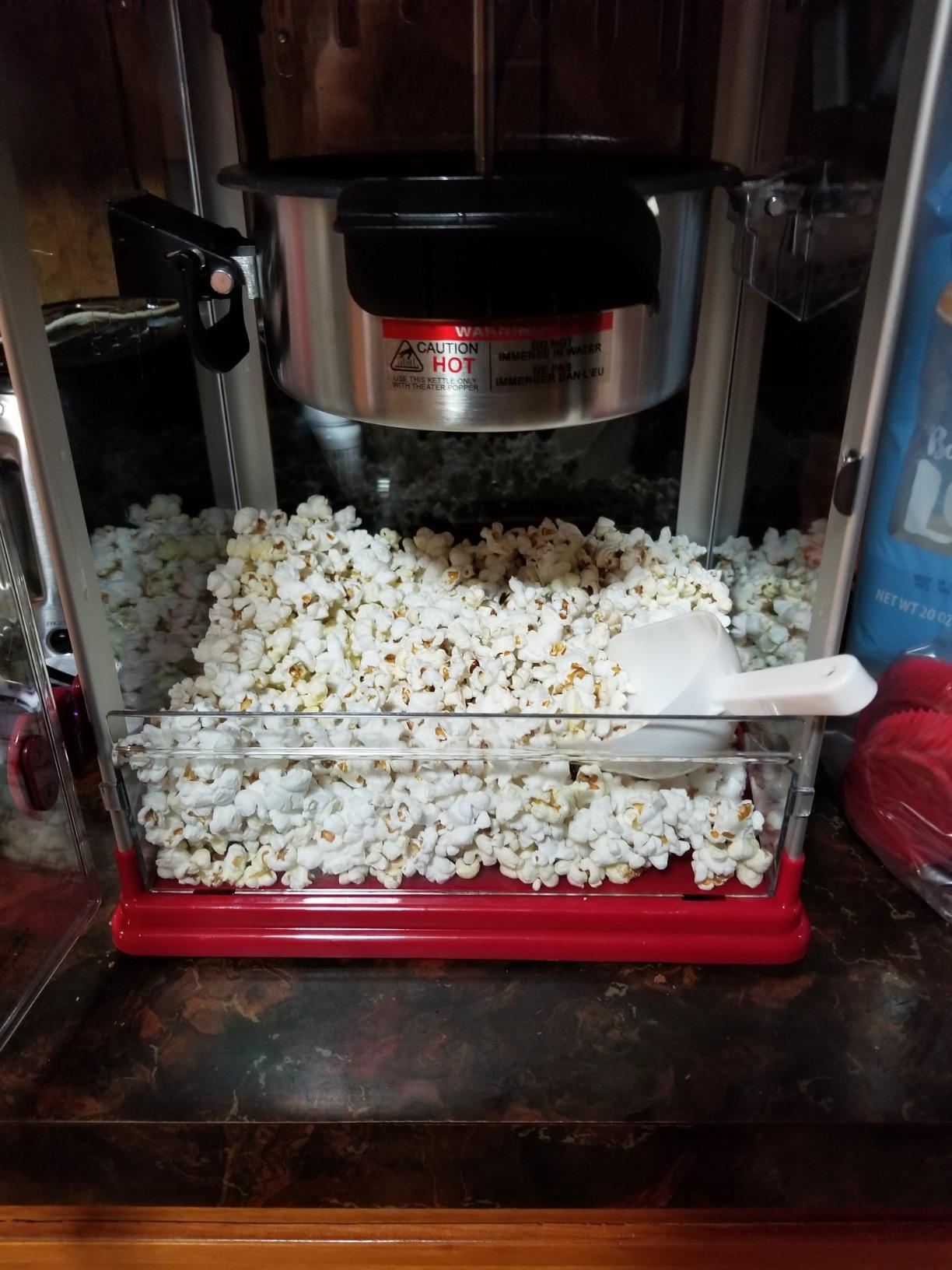 West Bend Stir Crazy Movie Theater Popcorn Popper, Gourmet Popcorn Maker Machine with Nonstick Popcorn Kettle, Measuring Tool and Popcorn Scoop for Popcorn Machine, 4-Qt., Red customer photo 2