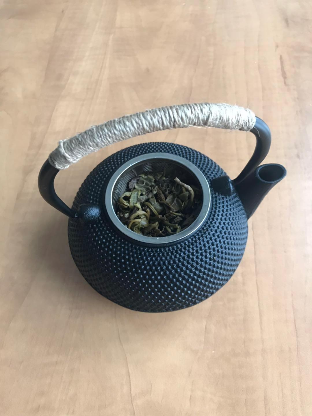 suyika Japanese Tetsubin Cast Iron Teapot Tea Kettle pot with Stainless Steel Infuser for Stovetop Safe Coated with Enameled Interior 22 oz/650 ml customer photo 1