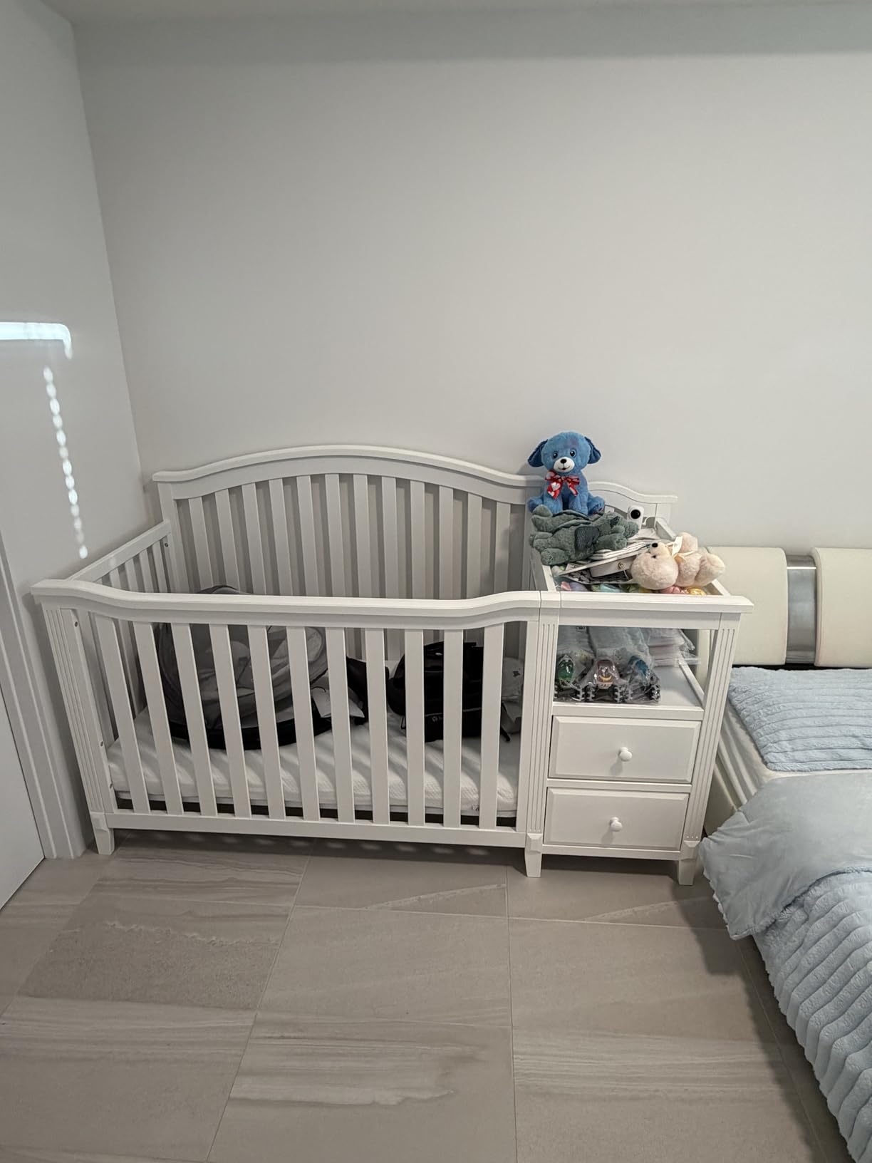 Sorelle Furniture Berkley Crib and Changer with Slat Panel Back Classic 4-in-1 Convertible Diaper Changing Table Non-Toxic Finish Wooden Baby Bed Toddler Childs Daybed Full-Size Nursery - White customer photo 1