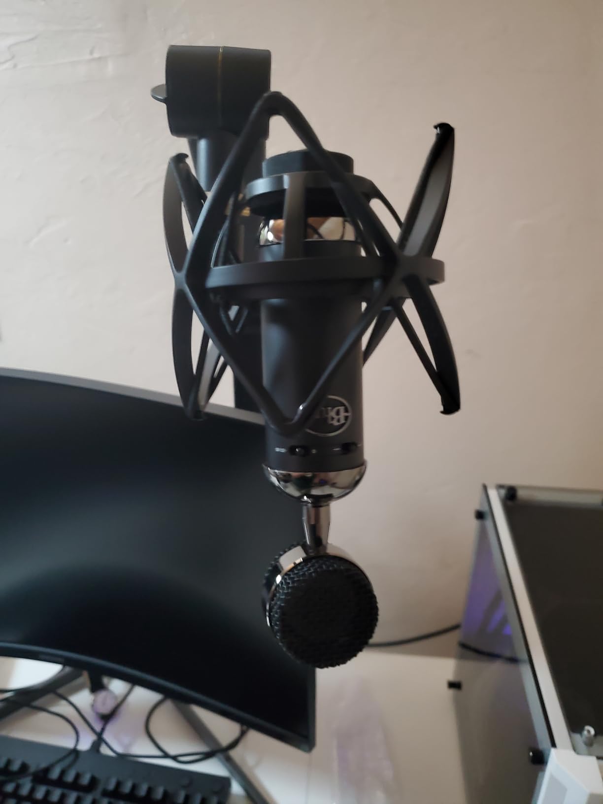 Blue Blackout Spark SL XLR Condenser Microphone for Pro Recording, Streaming, Podcasting, Gaming, with Large Diaphragm Cardioid Mic Capsule, Shockmount, Protective Case - Black customer photo 1