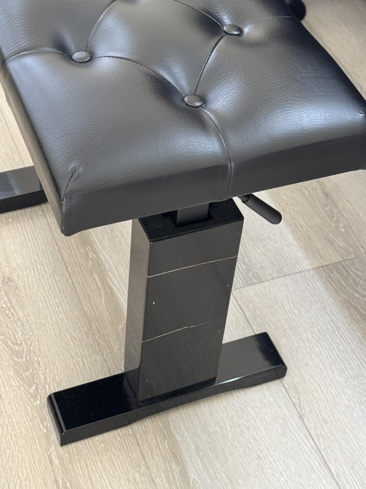 OnStage KB9503B Height-Adjustable Piano Bench (Acoustic Grand Pianos, Digital Keyboards, Synthesizers, Organs, Hydraulic Assisted, Padded, Tufted, Cushioned, Wood Base, Nonslip Rubber Feet, Black) customer photo 1
