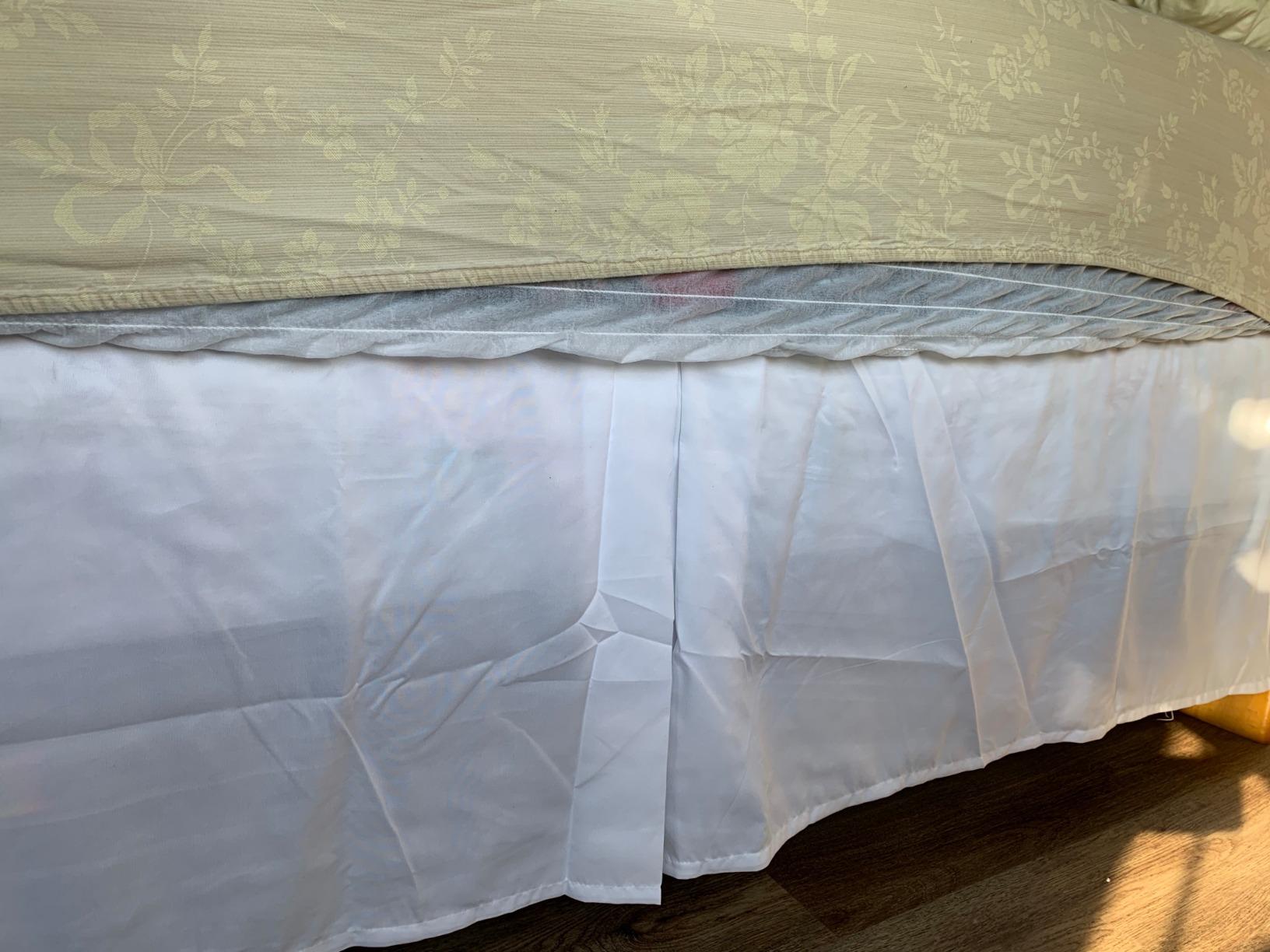 Amazon Basics Lightweight Pleated Wrinkle Resistant Fade Resistant Bed Skirt, Machine Washable, 16-Inch Drop, Queen, Bright White customer photo 1