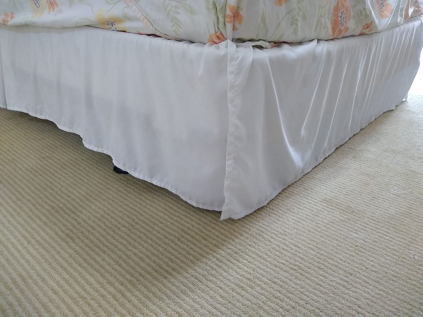 Amazon Basics Lightweight Pleated Wrinkle Resistant Fade Resistant Bed Skirt, Machine Washable, 16-Inch Drop, Queen, Bright White customer photo 2