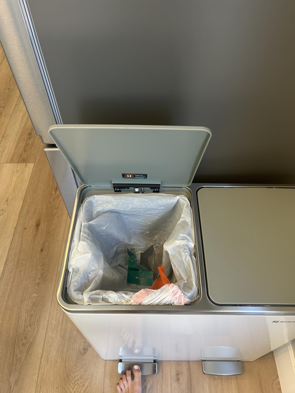 SONGMICS Trash Can, 2 x 8 Gallon (2 x 30 L) Garbage Can for Kitchen, with 15 Trash Bags, 2 Compartments, Plastic Inner Buckets and Hinged Lids, Airtight, Silver and Black ULTB60NL customer photo 2