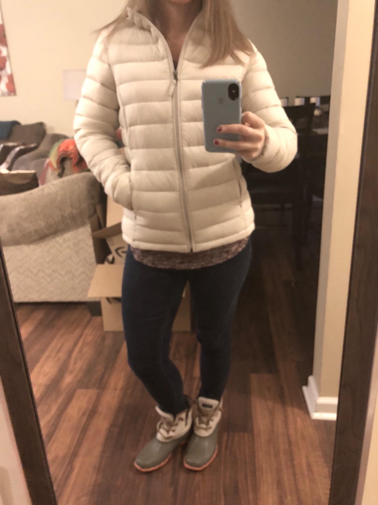 Amazon Essentials Women's Lightweight Long-Sleeve Water-Resistant Packable Puffer Jacket customer photo 1