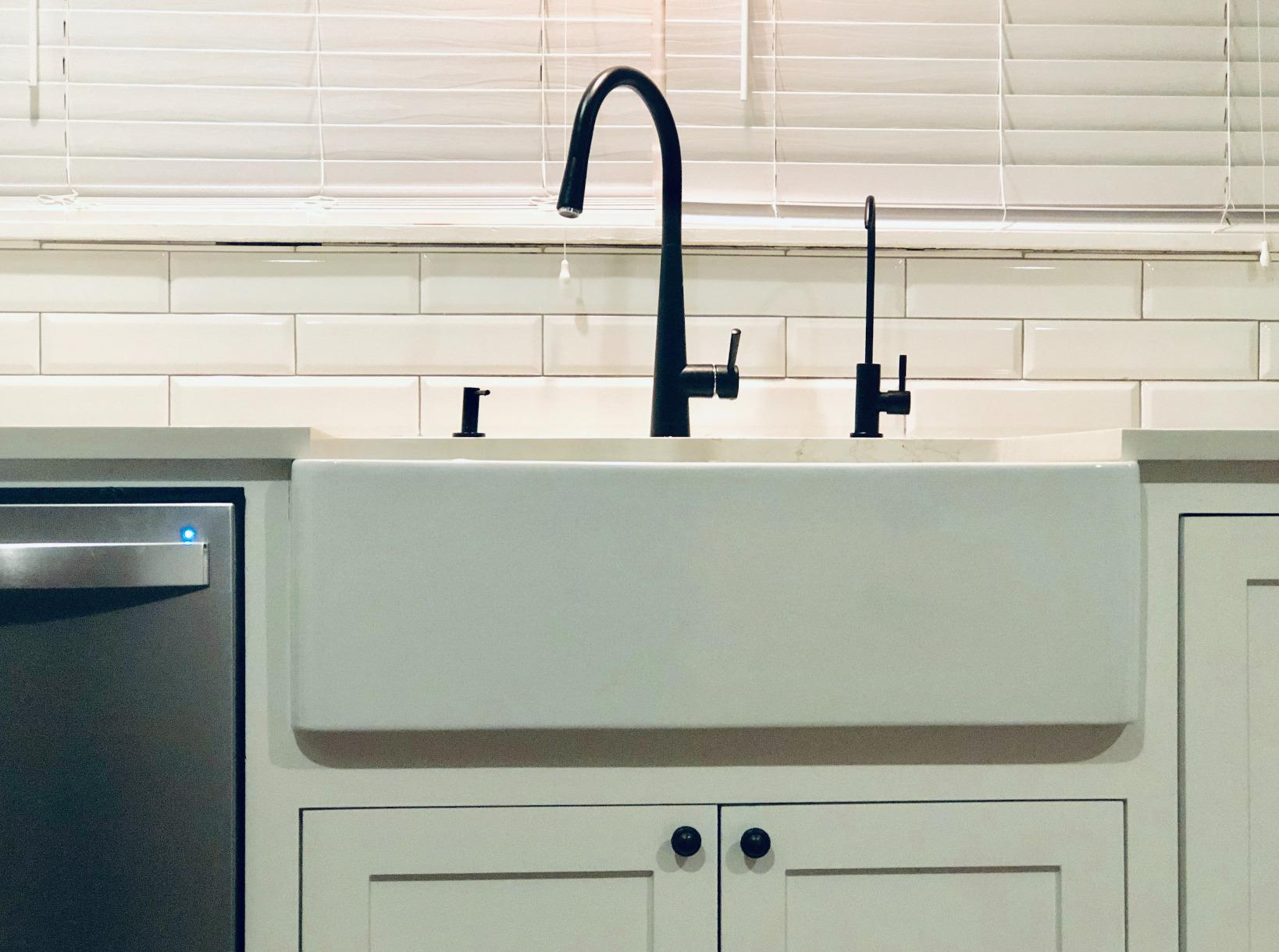 Ruvati 33x20-in White Reversible Fireclay Farmhouse Sink - RVL2300WH customer photo 1
