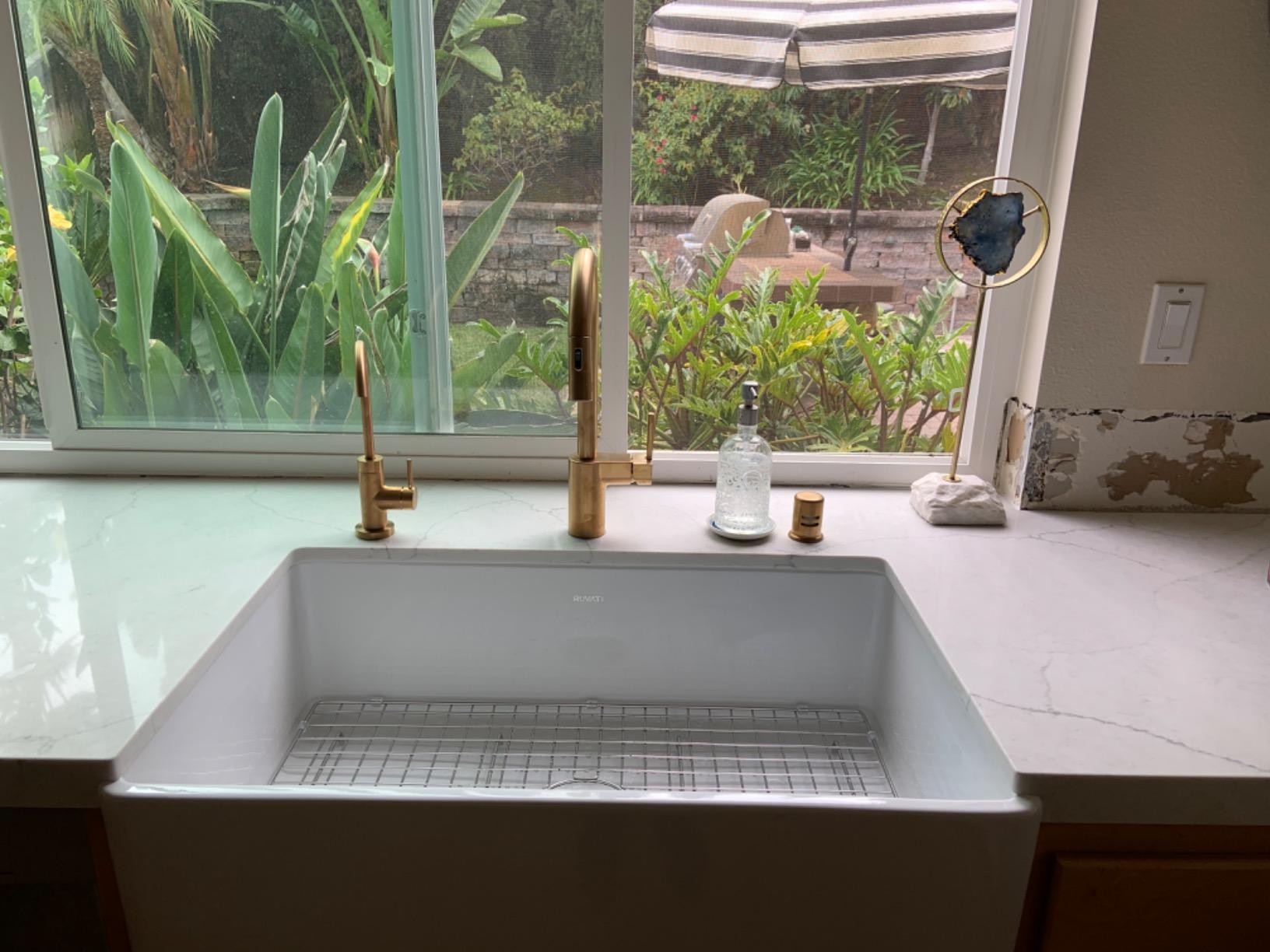 Ruvati 33x20-in White Reversible Fireclay Farmhouse Sink - RVL2300WH customer photo 2