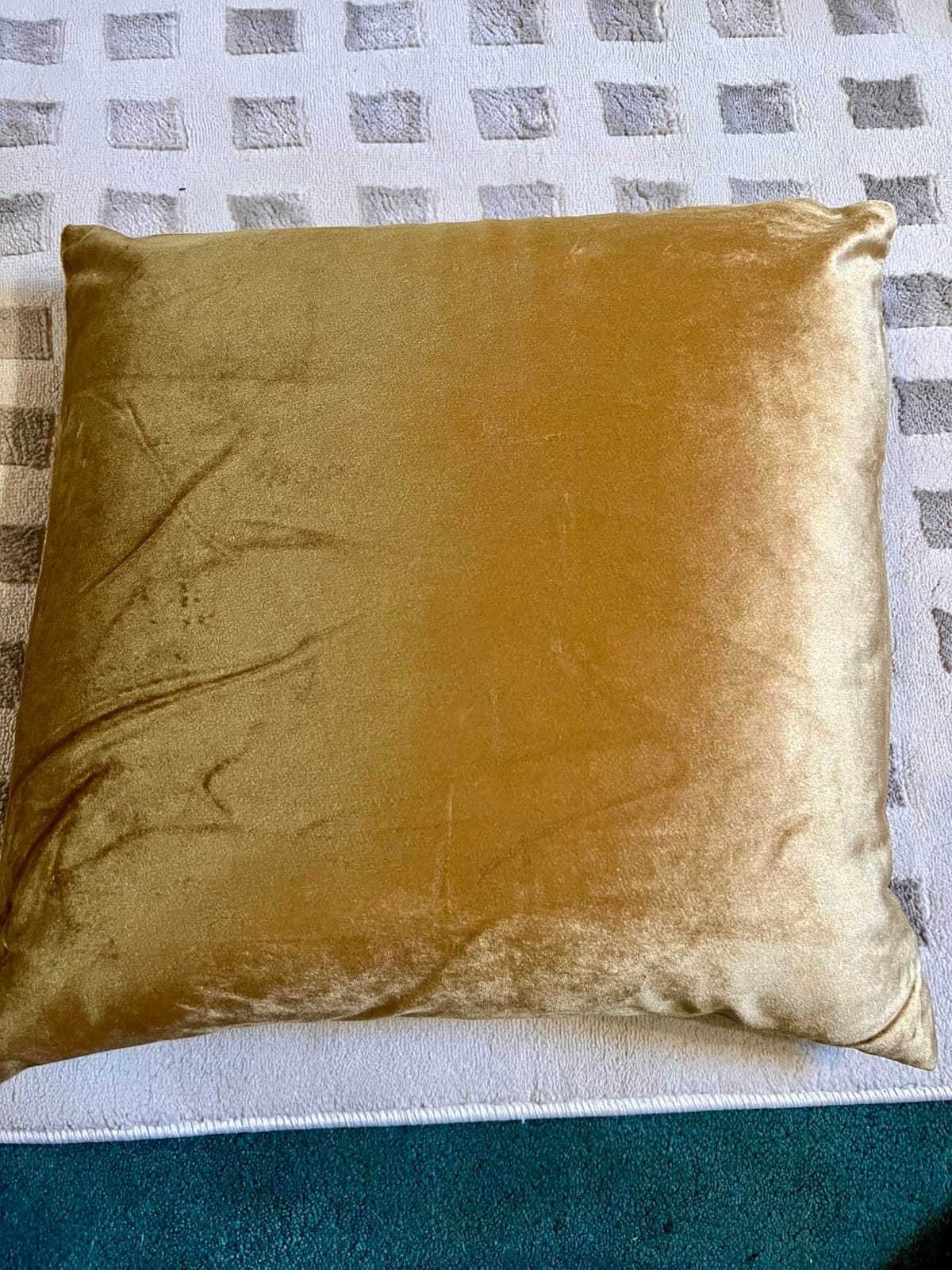 GIGIZAZA Gold Velvet Pillow Covers 18x18 Decorative Pillows Pack of 2 | Throw Pillows for Couch Sofa, 300gsm Soft Textured Fabric, Modern Square Accent Pillowcases, Luxury Cushion Covers customer photo 1