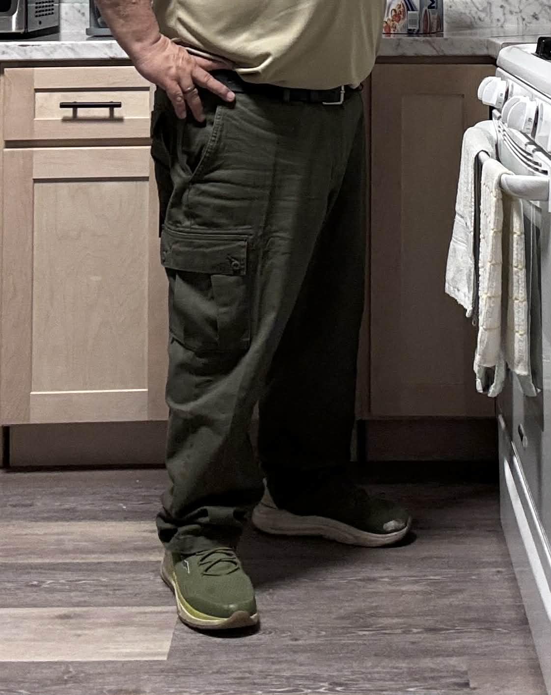 Amazon Essentials Men's Straight-Fit Breathable Stretch Cargo Pants (Available in Big & Tall) customer photo 2