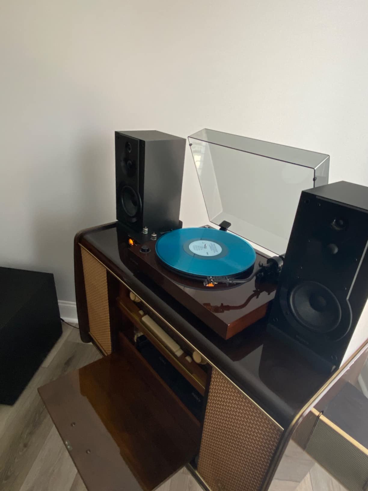 Fluance RT82 Reference High Fidelity Vinyl Turntable Record Player with Ortofon OM10 Cartridge, Speed Control Motor, High Mass MDF Wood Plinth, Vibration Isolation Feet - Piano Black customer photo 1