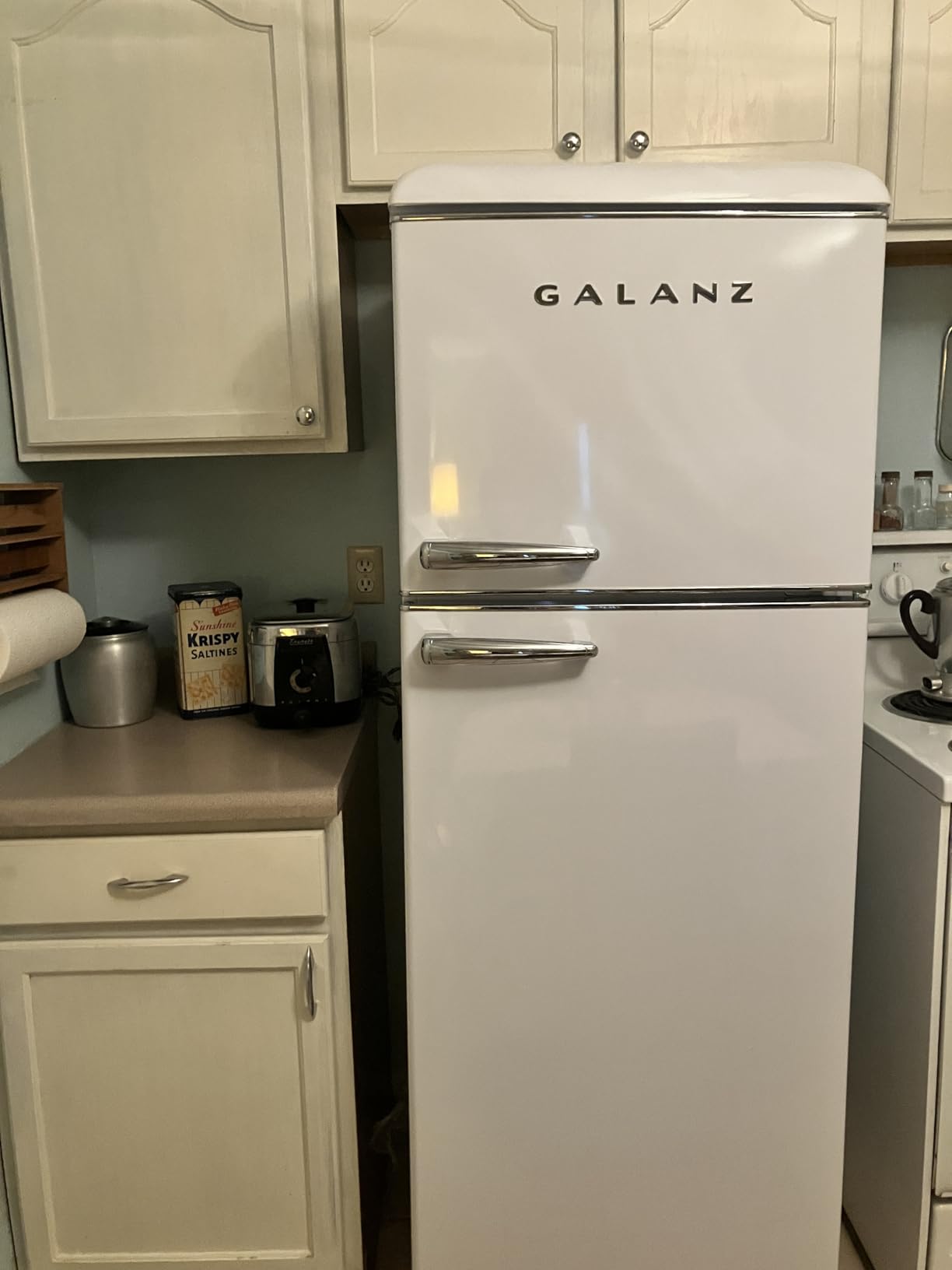 Galanz GLR12TBEEFR Refrigerator, Dual Door Fridge, Adjustable Electrical Thermostat Control with Top Mount Freezer Compartment, Retro Blue, 12.0 Cu Ft (Black) customer photo 2