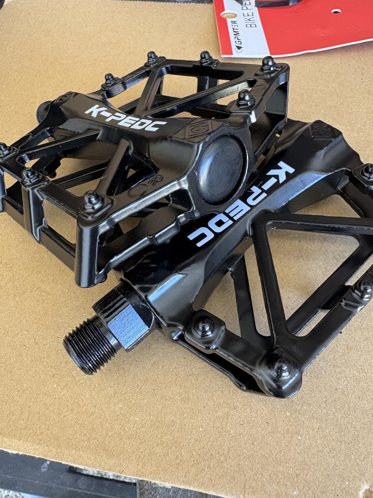GPMTER Bike Pedals 9/16 for MTB, Mountain Road Bicycle Flat Pedal, with 16 Anti-Skid Pins customer photo 1