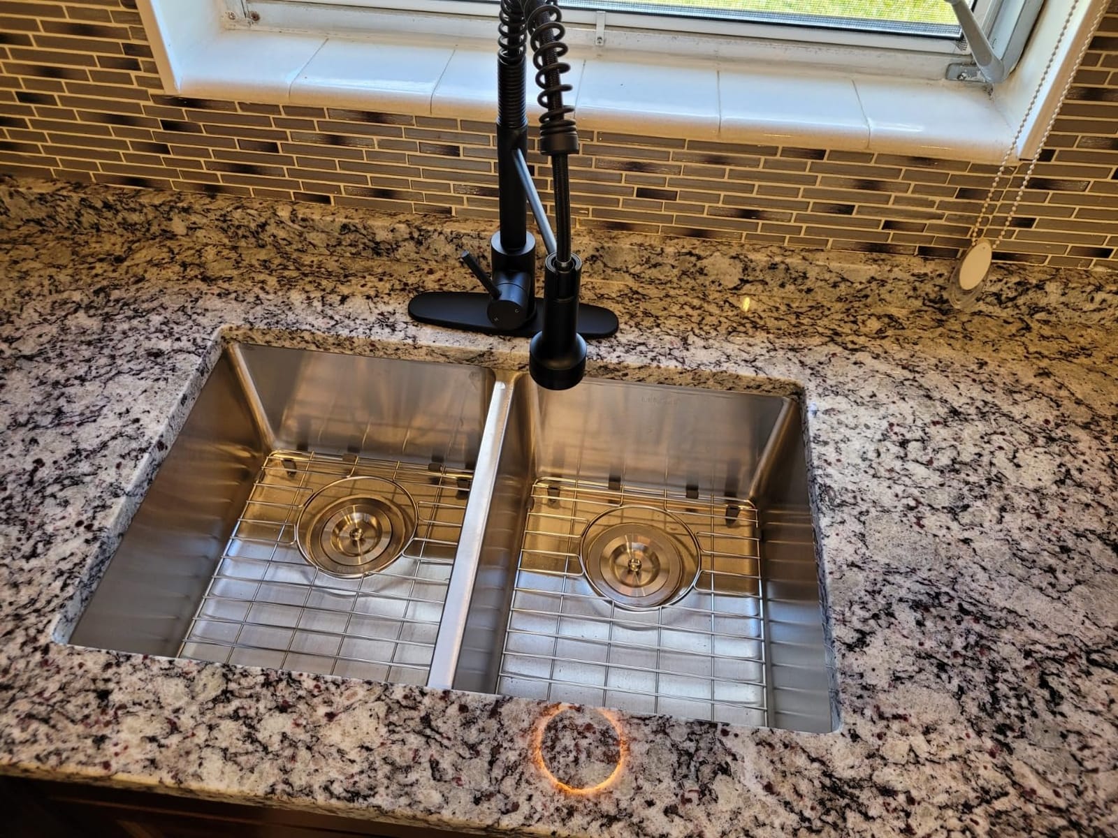 Ruvati 28-in 16-Gauge 50/50 Undermount Double Bowl Kitchen Sink - RVM5077 customer photo 1