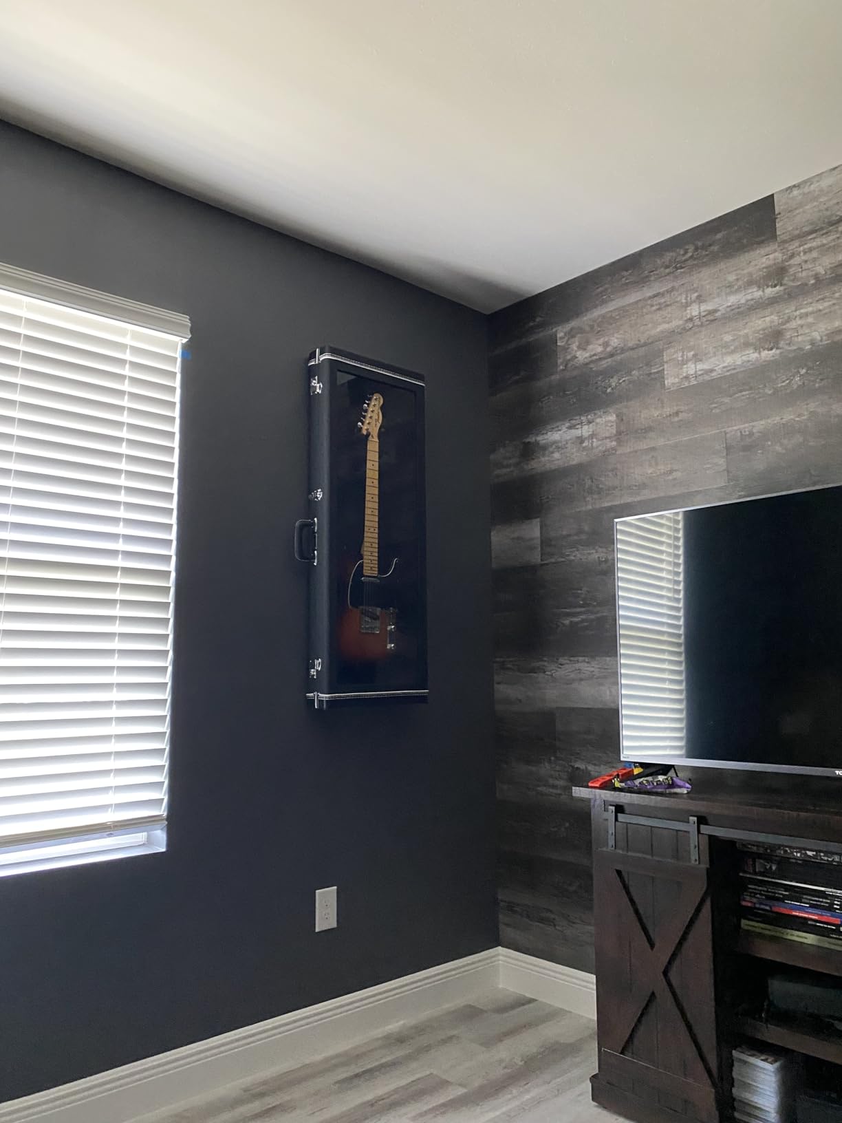 Fender Guitar Display Case, Black customer photo 1