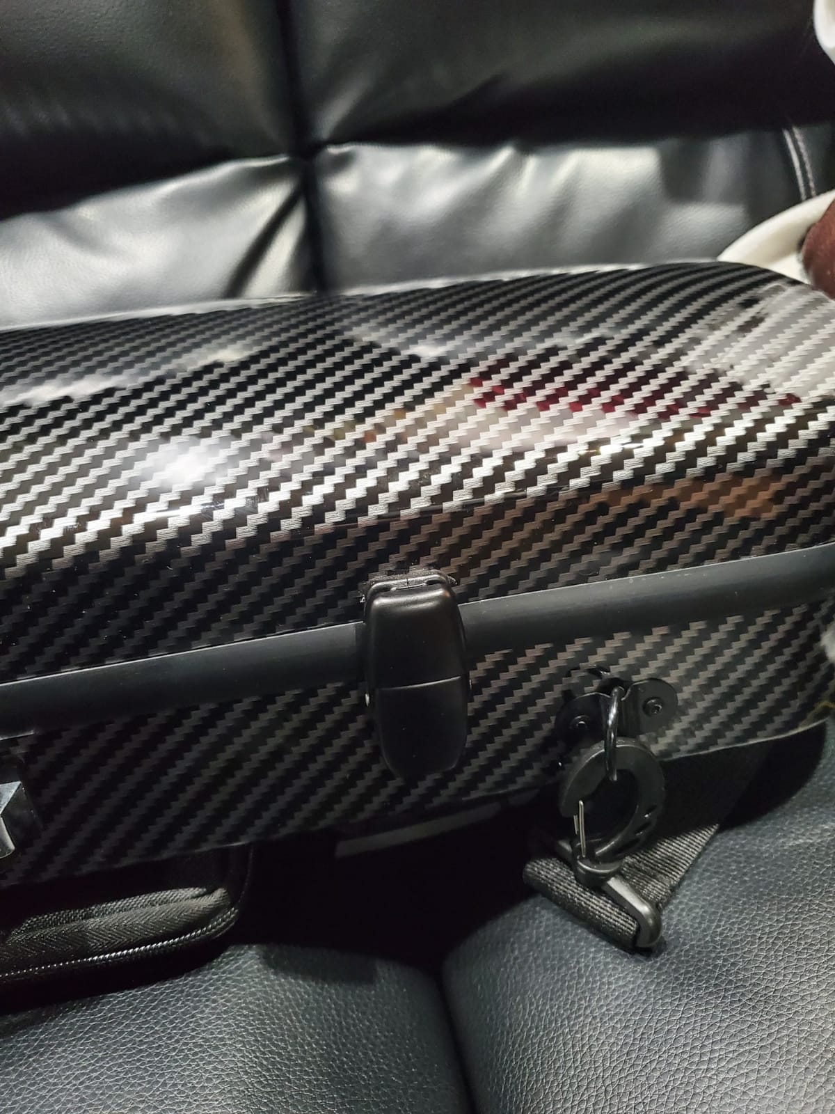 yinfente Violin Case 4/4 Full Size Carbon Fiber Oblong Violin Bag With Music Sheet Bag Adjustable Backstrap Hygrometer Lightweight Portable customer photo 1