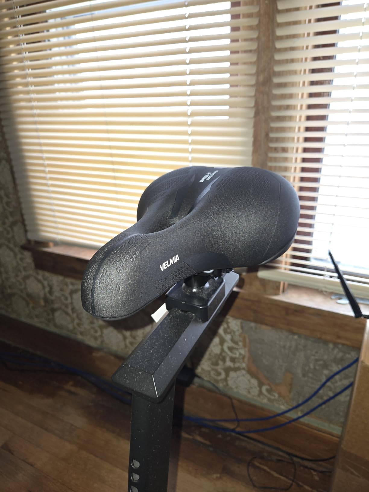 VELMIA Bicycle Saddle - Comfortable Saddle for Men and Women - 3 Zone Concept - Waterproof Bicycle Seat with Ergonomic Design customer photo 1