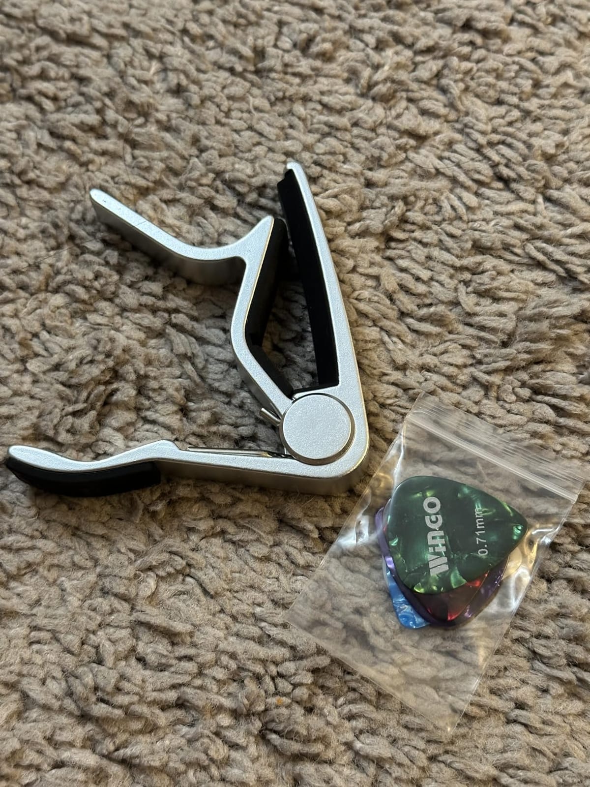 WINGO Guitar Capo for Acoustic and Electric Guitars with 5 Picks, Silver | Quick-Release, No Buzz, 6-String Steel Acoustic/Electric customer photo 1