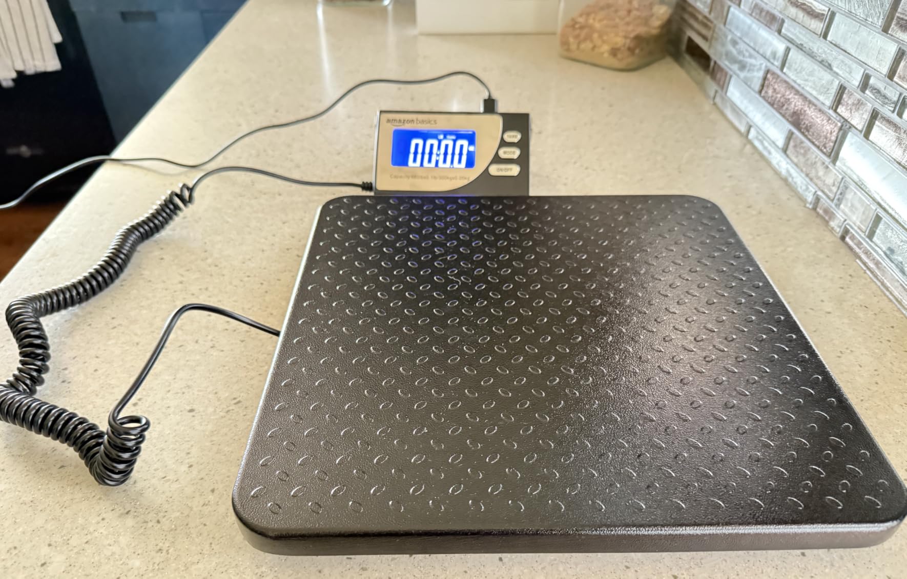 Amazon Basics Digital Shipping Postal Scale with Tare Function, Heavy Duty Weighing Platform, 660 lb Capacity, 1 Ounce Readability, Portable, Black customer photo 2