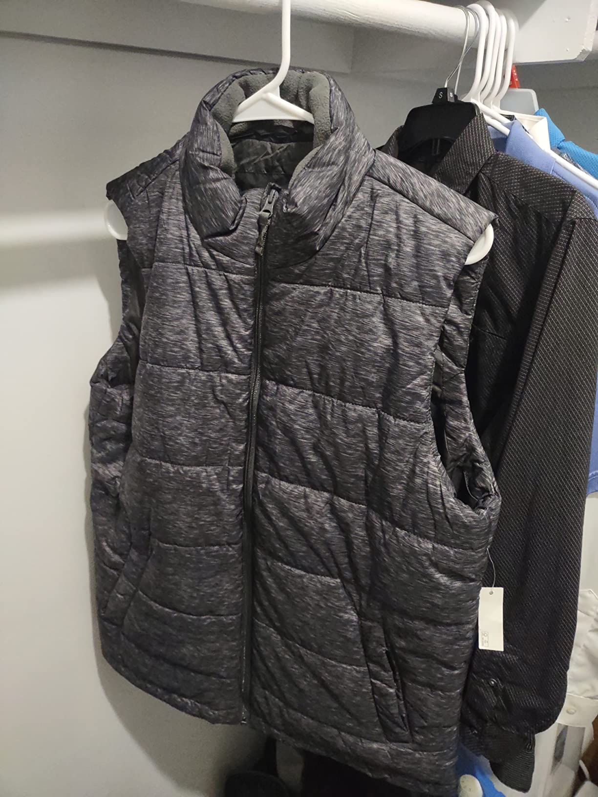 Amazon Essentials Men's Mid-weight Puffer Vest customer photo 1
