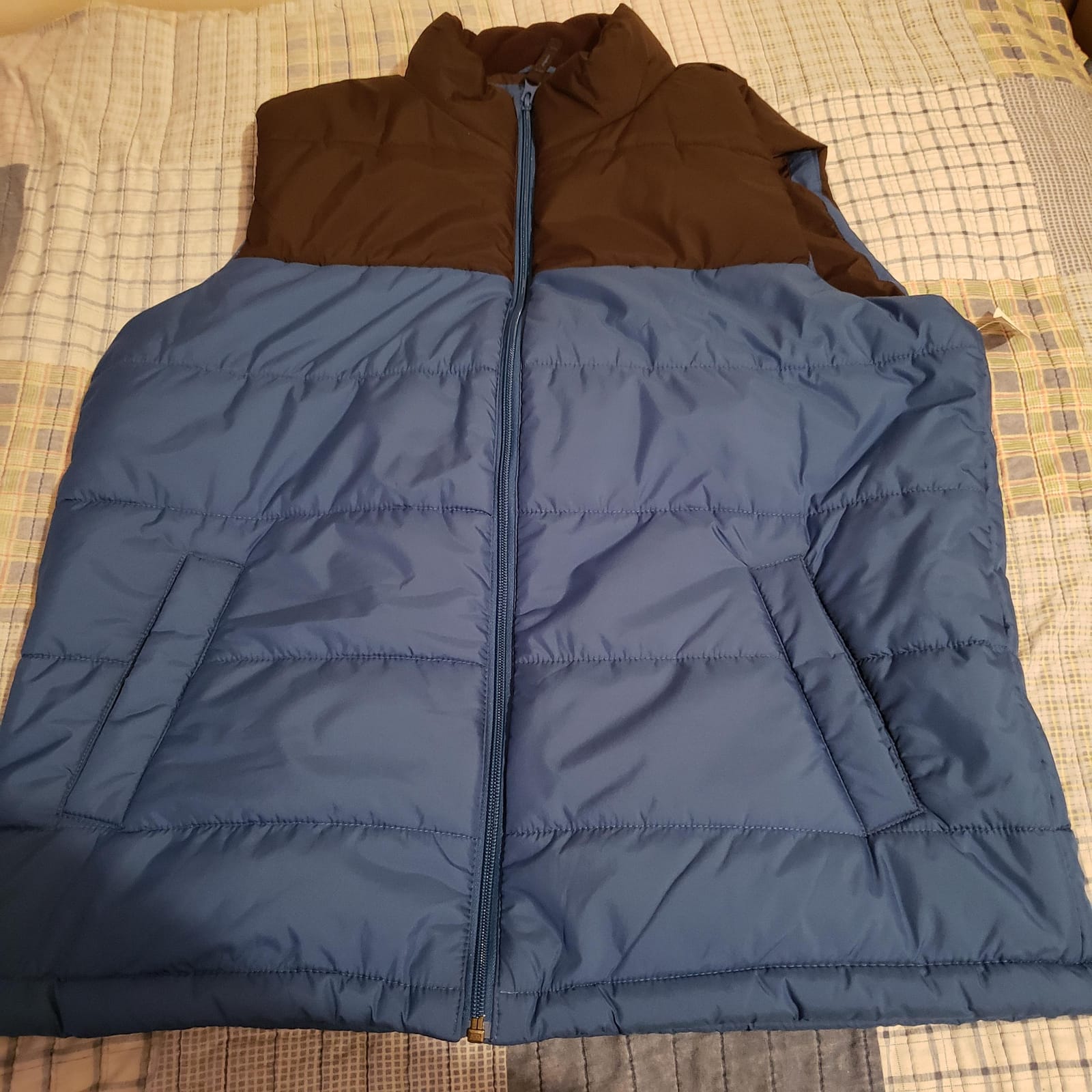 Amazon Essentials Men's Mid-weight Puffer Vest customer photo 2