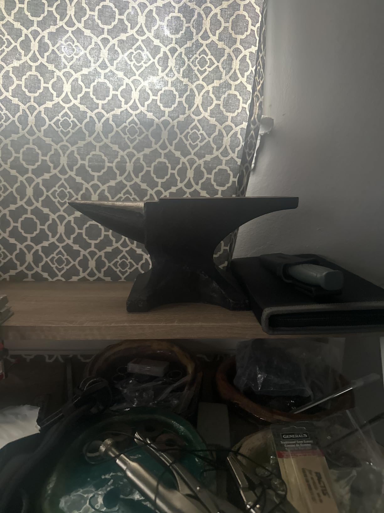 VEVOR Blacksmith Anvil 55 lbs (25 kg) Single Piece of Iron with Square Holes, Ideal for Metallurgical and Blacksmiths in Metal Workshop and for Riveting Flattening Forging and Forming Metal customer photo 1