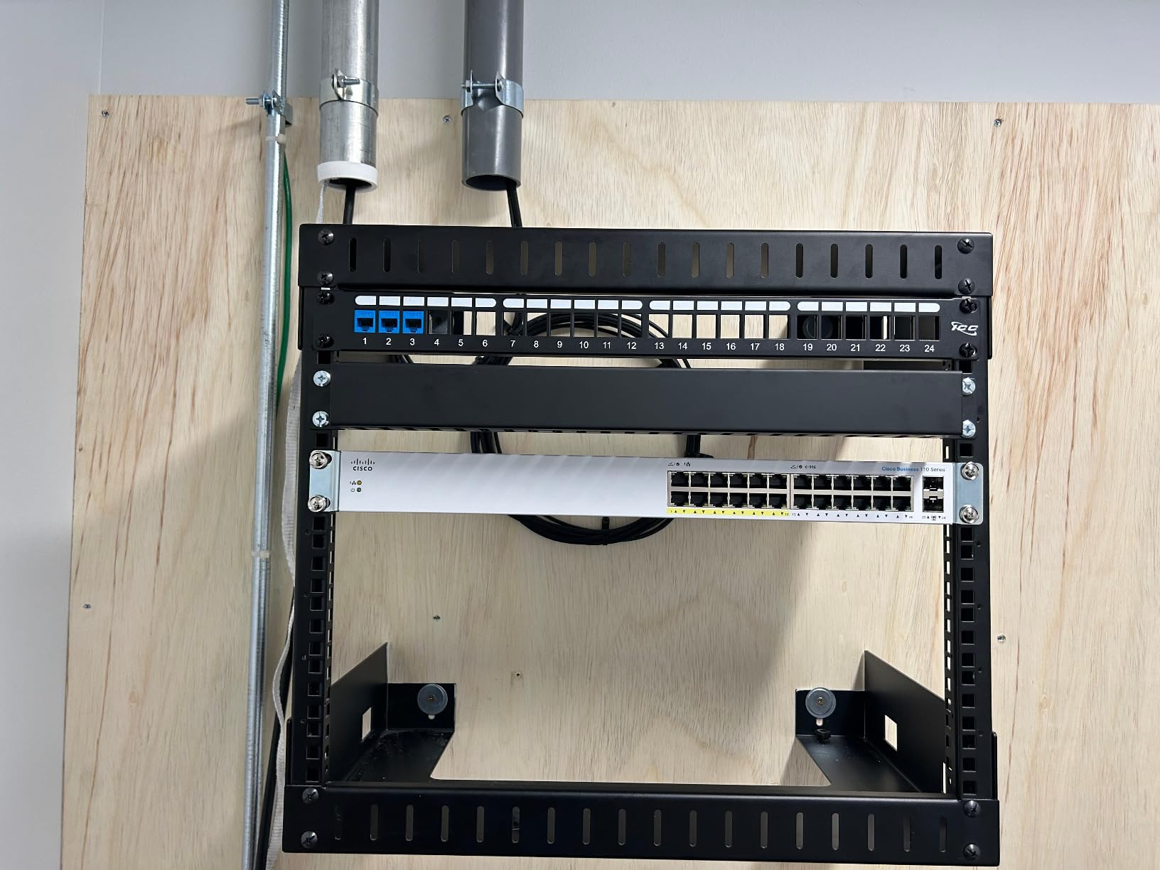 2 Pack 1U 19 Inch Cable Manager Horizontal Rack Mount 24 Slot Metal Finger Duct Wire Organizer with Cover and Mounting Screws for Server Rack, Black(24S2P) customer photo 2