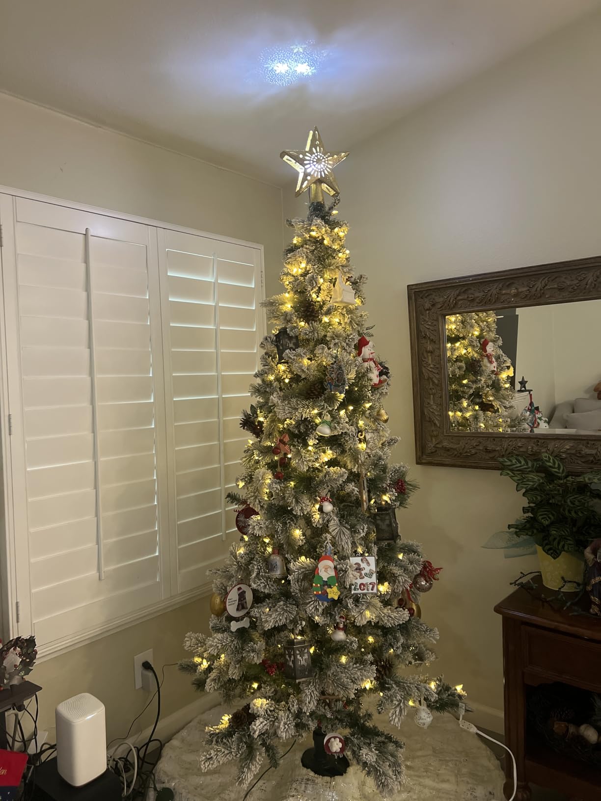 Brightown Christmas Star Tree Topper with Snowflake Projector Lights | Hollowed Pentagram Tree Topper, Plug in Christmas Tree Ornament for Indoor Office Xmas New Year Holiday Tree Decoration customer photo 2