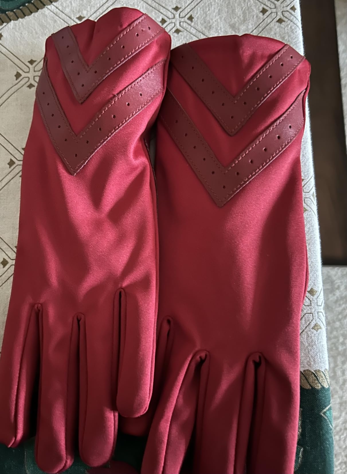 isotoner womens Spandex Touchscreen Cold Weather Gloves With Warm Fleece Lining and Chevron Details customer photo 1