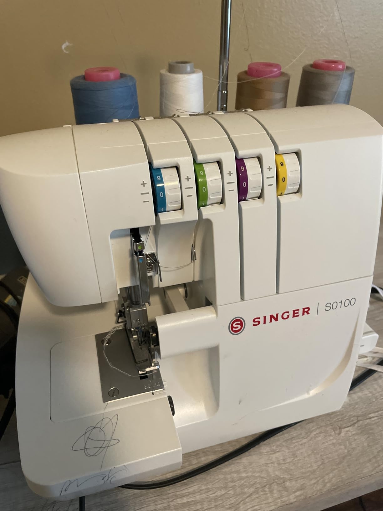 SINGER S0100 High Speed Serger Overlock Machine, 2-3-4 Thread Capability | Accessories, 6 built-in stitches, color coded threading, metal frame, adjustable tension, 1300 stitches/min, differential feed customer photo 1
