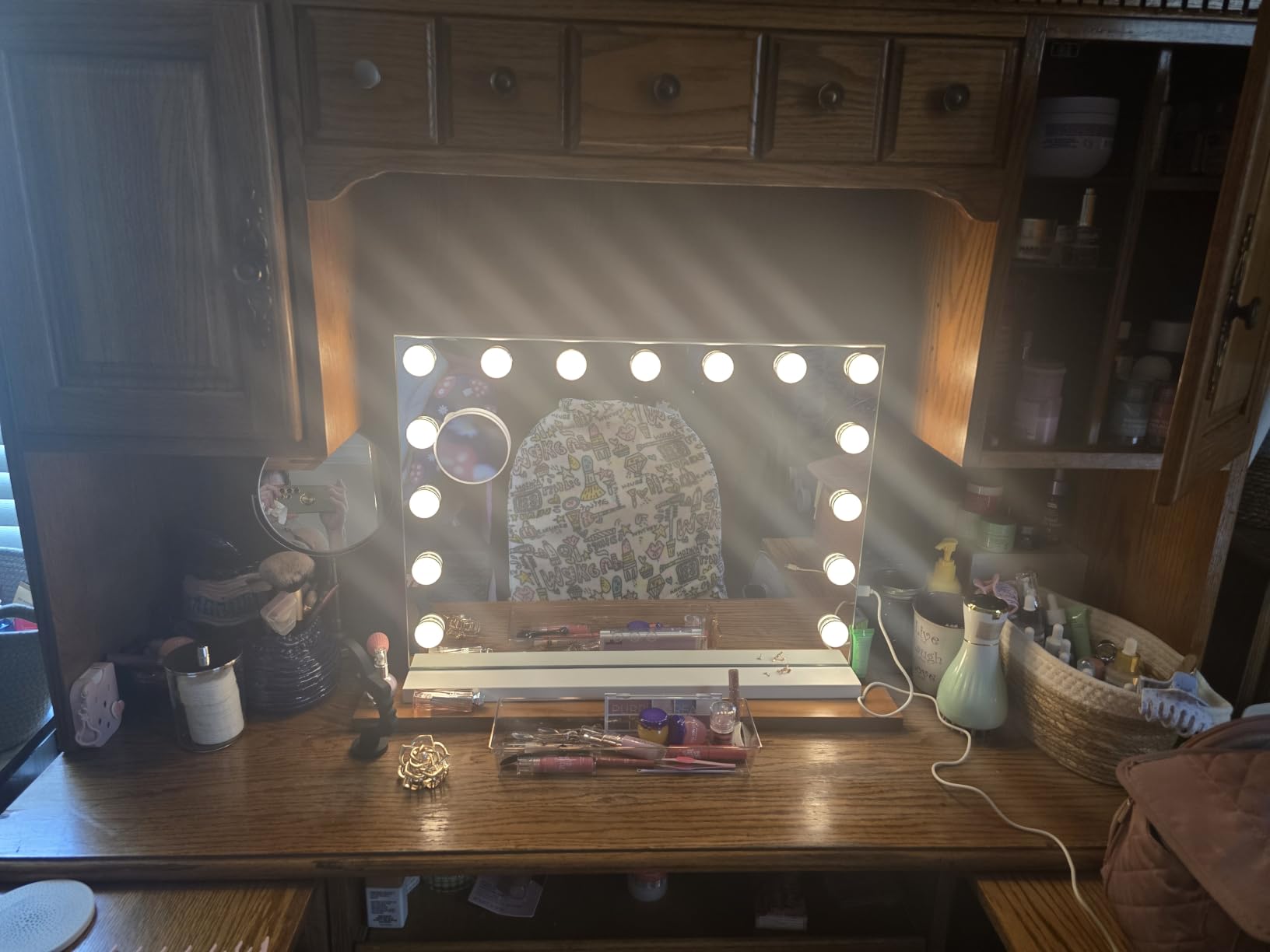 Vanity Mirror with Lights Lighted Makeup Mirror with 15 Dimmable LED Bulbs, 3 Color Lighting Modes, USB Charging Port Touch Control, Sturdy Metal Frame Design 22.8x18 Inch, White customer photo 1