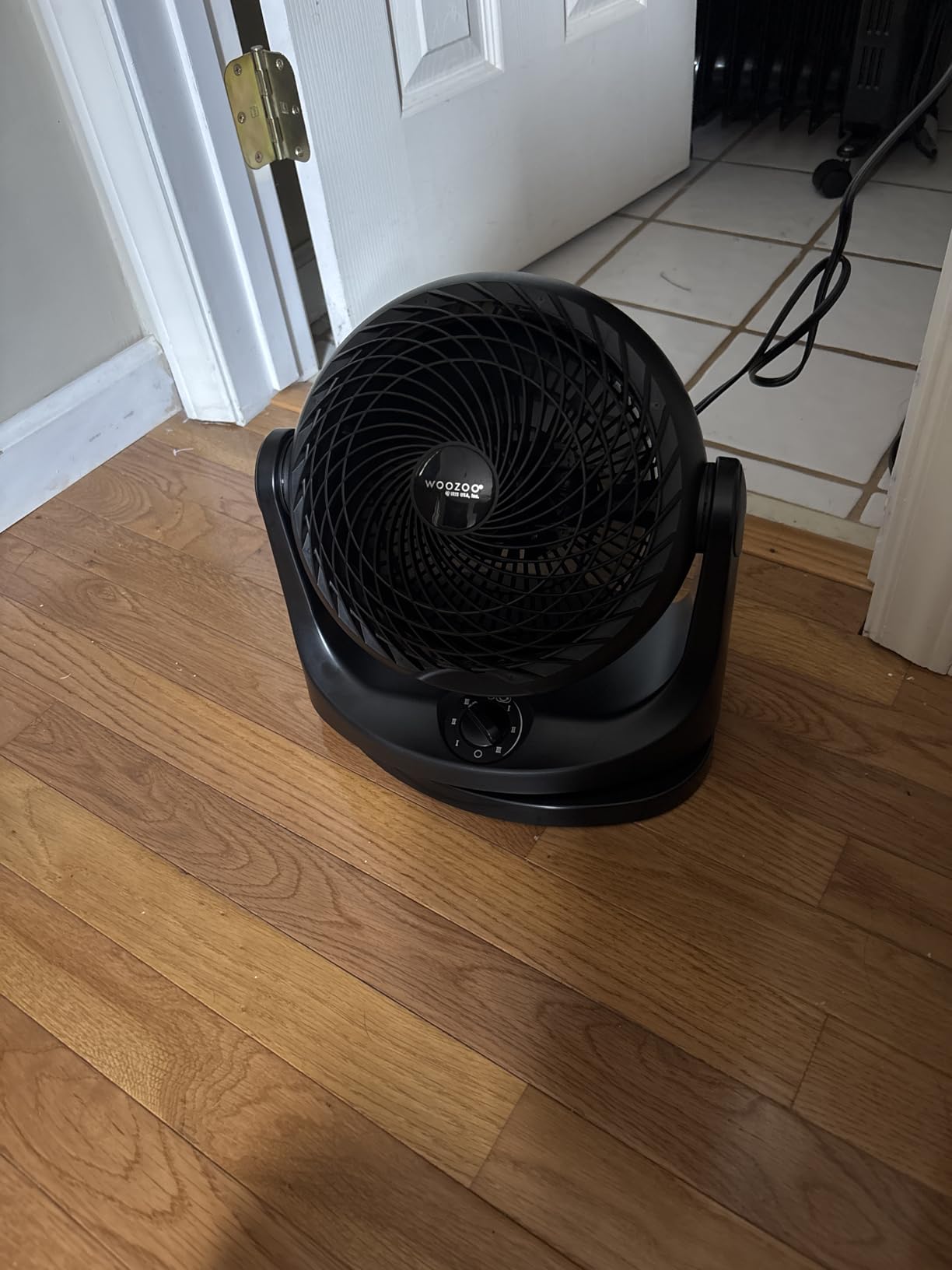 IRIS USA WOOZOO Medium Desk Fan, Oscillating, 112° Tilt, Dorm Office, White | 36ft Max Air Distance, 244ft² Coverage, 112° Adjustable Vertical Tilt, 29db customer photo 1