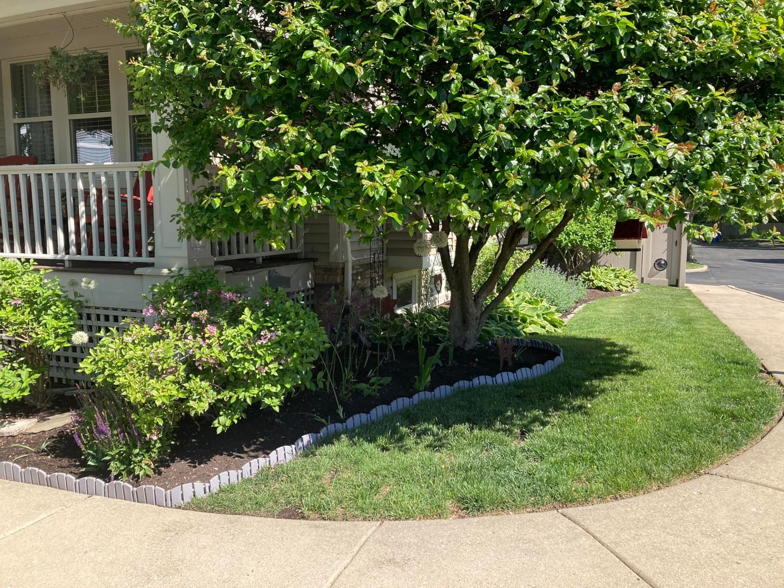 EasyFlex No-Dig Landscape Edging with Anchoring Spikes, 4.5 in. Tall Decorative Adirondack Wood-Look Fence Garden Border, 15 Foot Kit, White (3600WT-15C-6) customer photo 2